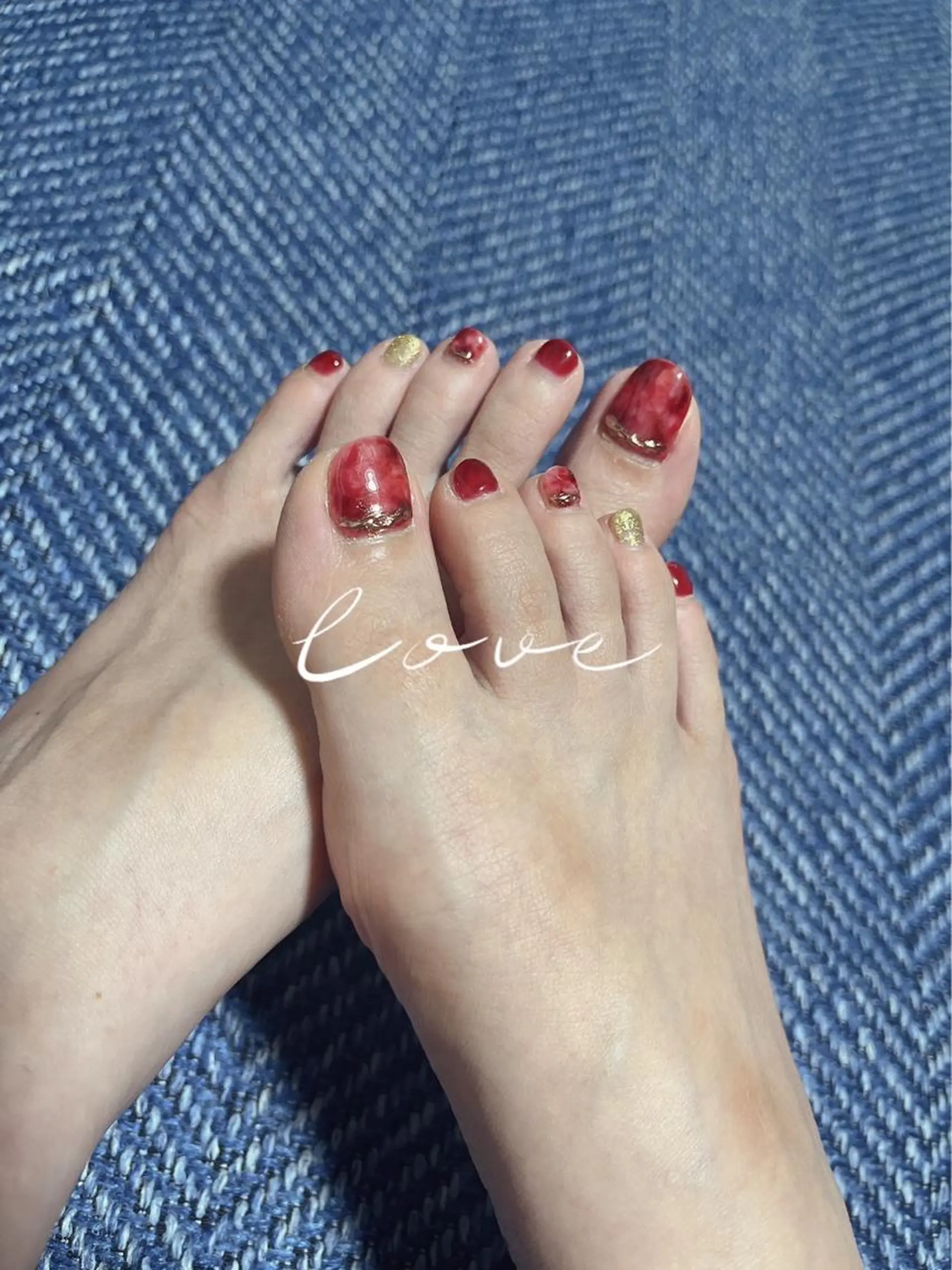 ネイル フットネイル 赤色 マジョリカ ブルーのネイルデザイン