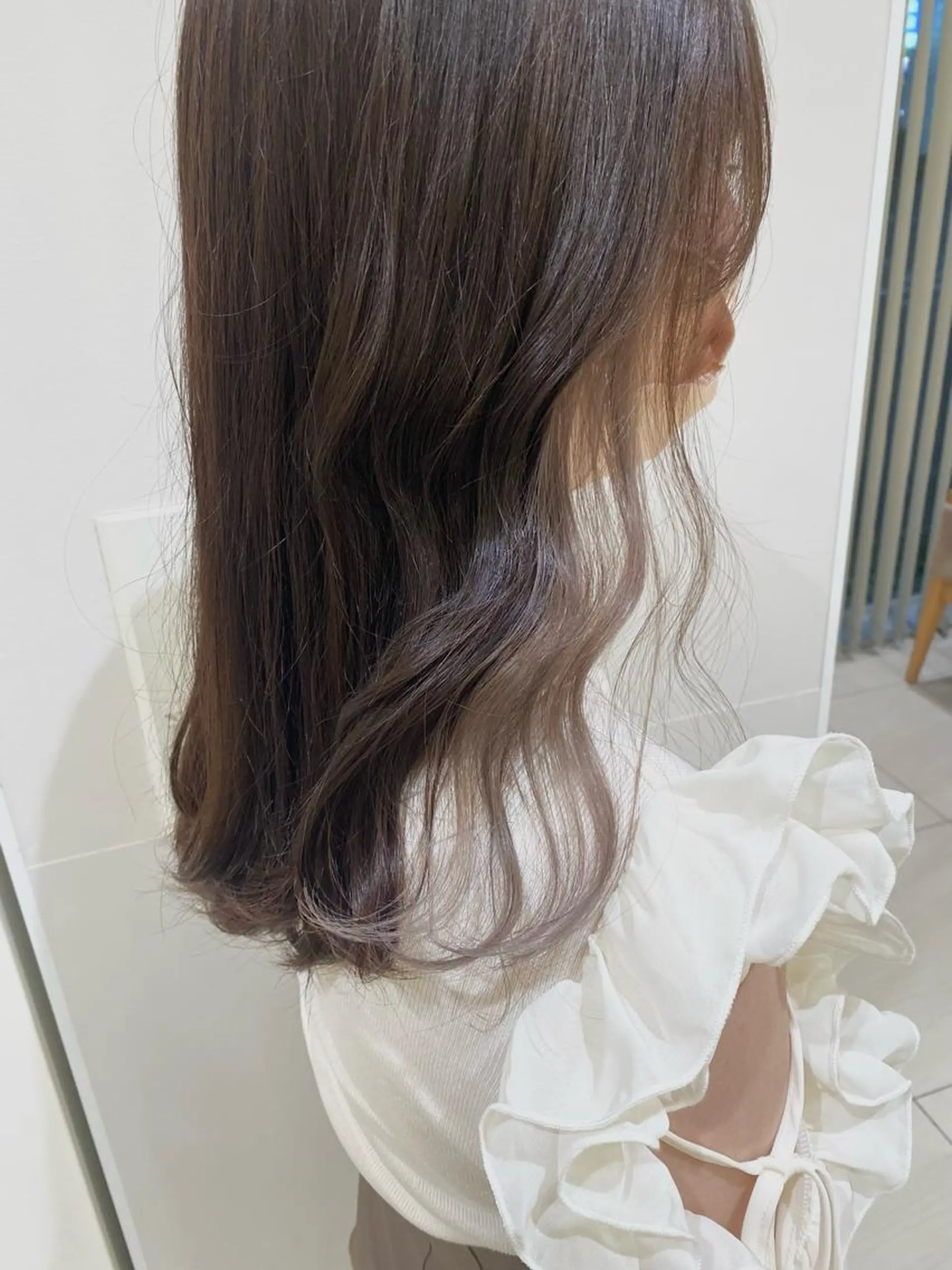 セミロング カラー ベージュカラー ブリーチ イヤリングカラー ホワイトベージュ カット ヘアカラー エクステ／インナー カラー 礒野朱里のヘアスタイル