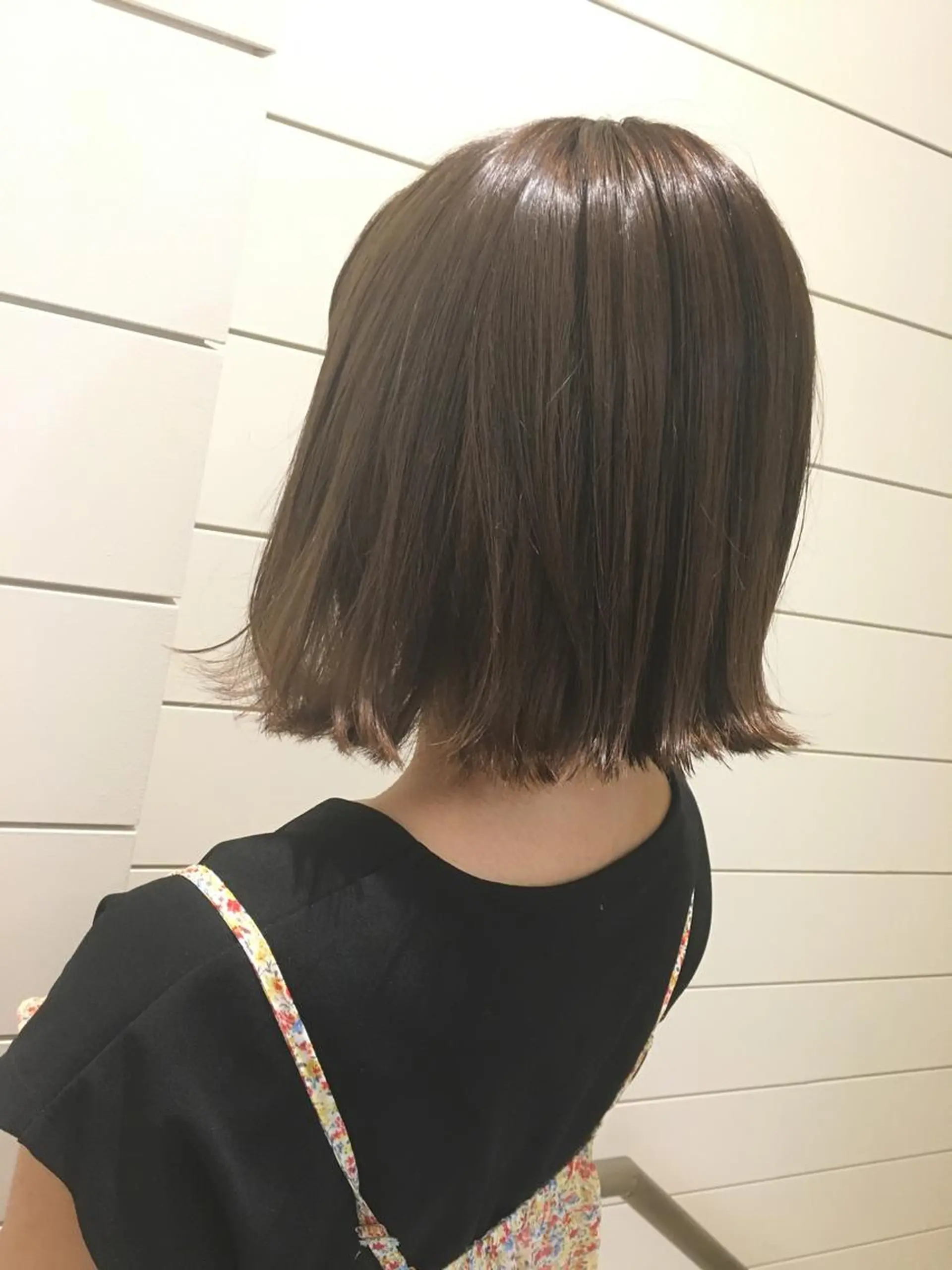 ミディアム カラー グレージュ 鍵山 千秋のヘアスタイル