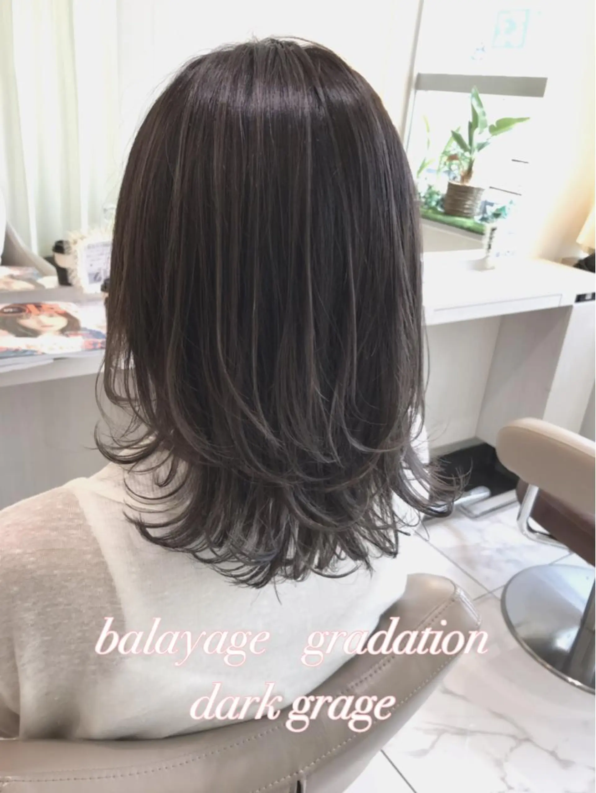 ショート カラー バレイヤージュ ダークグレー ダークグレージュ グラデーションカラー グレージュ カット ヘアカラー 山崎俊輔/髪質改善 /バレイヤージュのヘアスタイル