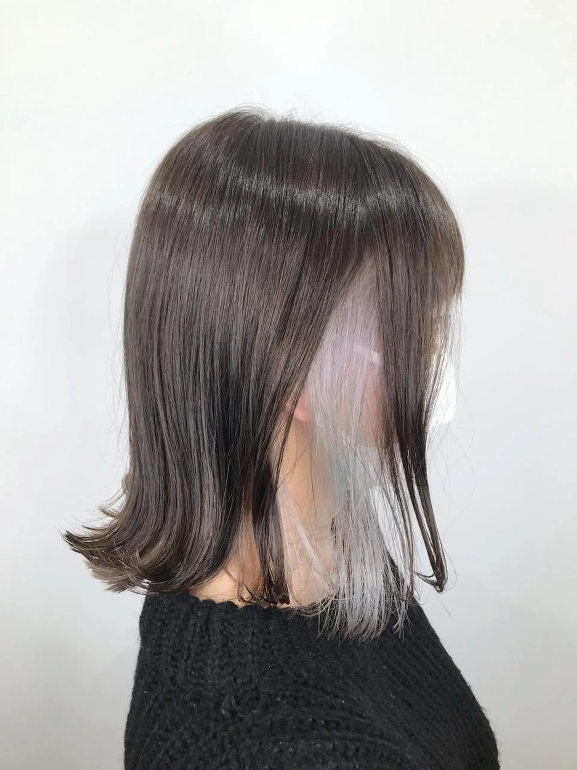 ミディアム カラー ブリーチ ケアブリーチ イルミナカラー シルバー ホワイトシルバー カット ヘアカラー インナーカラー/ ストレート/奥野洸也のヘアスタイル