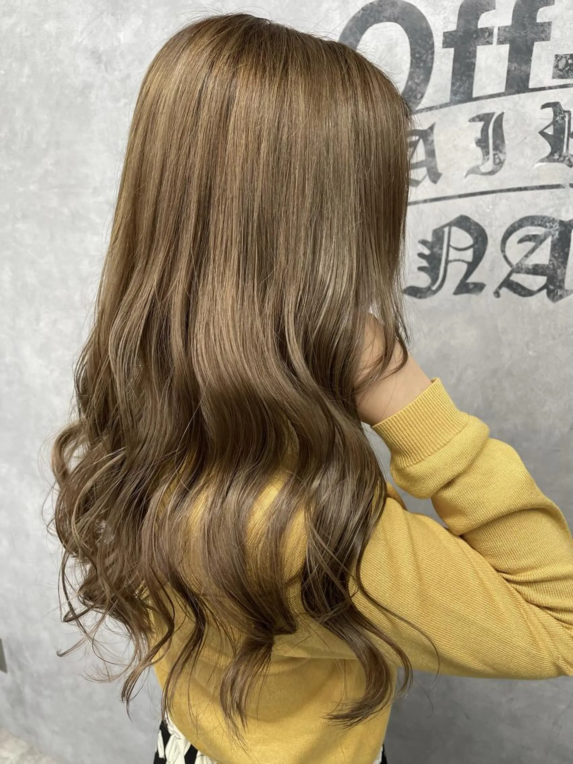 ロング カラー ブリーチ ケアブリーチ イルミナカラー オフホワイトアンドなんば所属・福西 洋斗のヘアスタイル