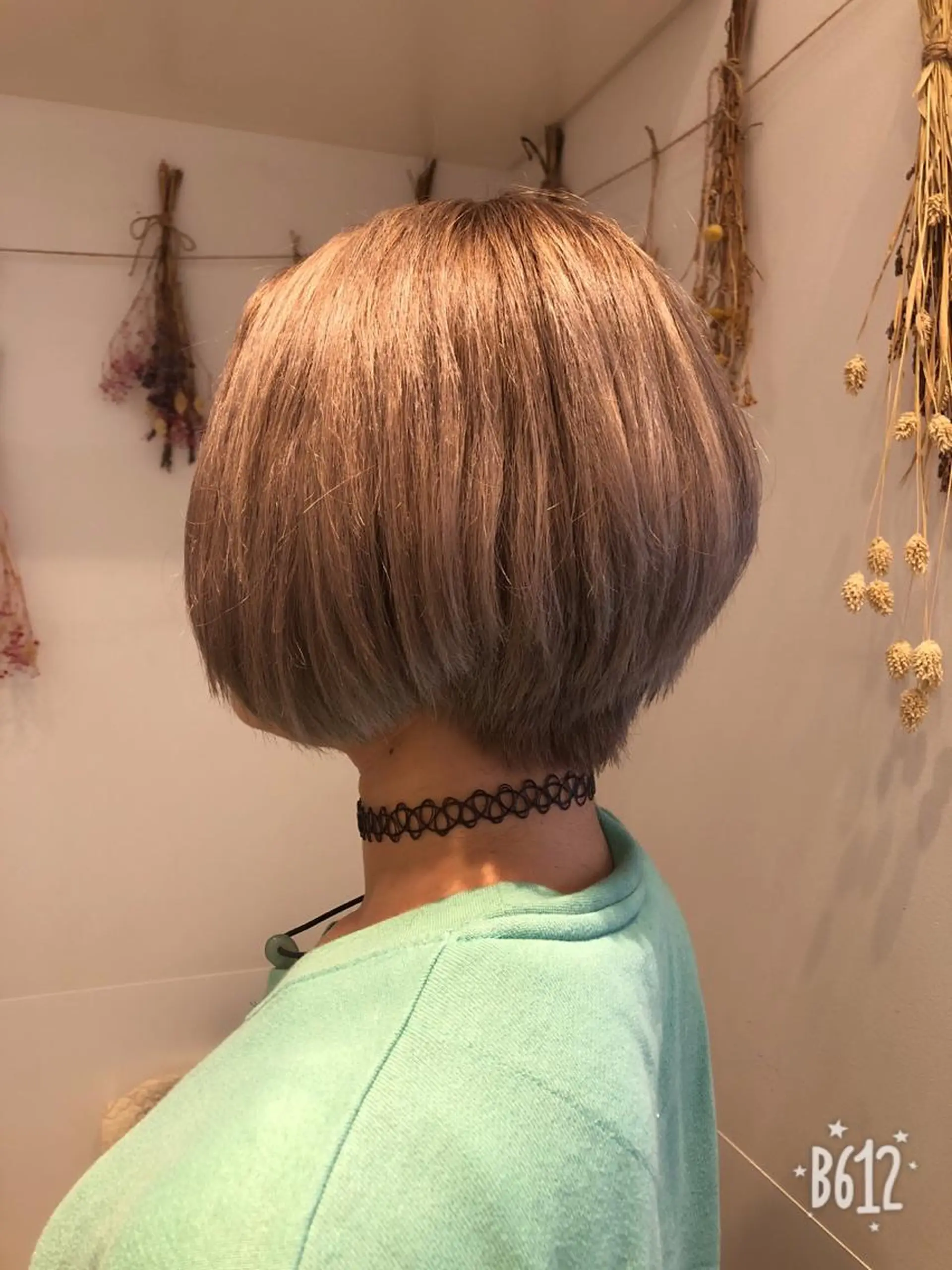 ショート カラー 前下がりボブ ベージュカラー ミルクティーベージュ ボブ はだゆうき @hadadan08のヘアスタイル