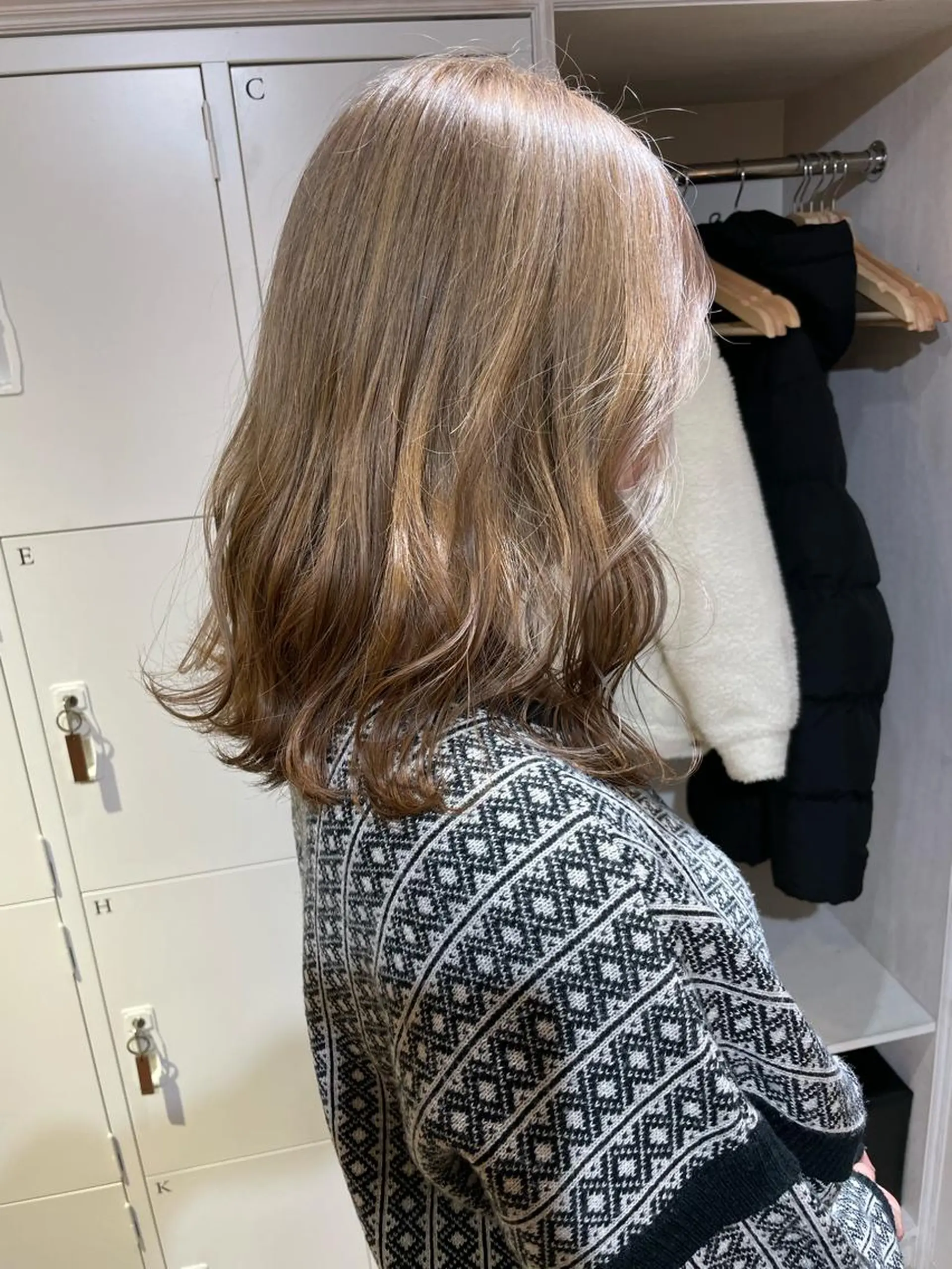 セミロング カラー akane .のヘアスタイル