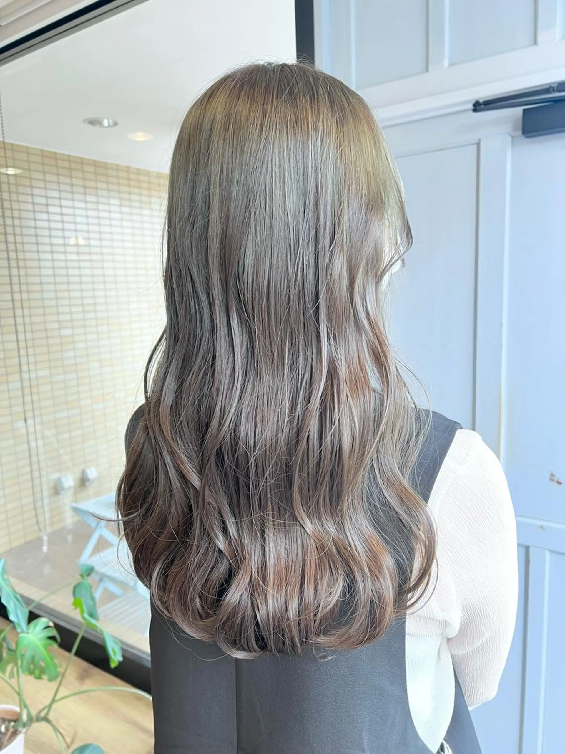 ロング カラー グレージュ オリーブグレージュ オリーブグレー ヘアカラー トリートメント ツキダテ ユイのヘアスタイル