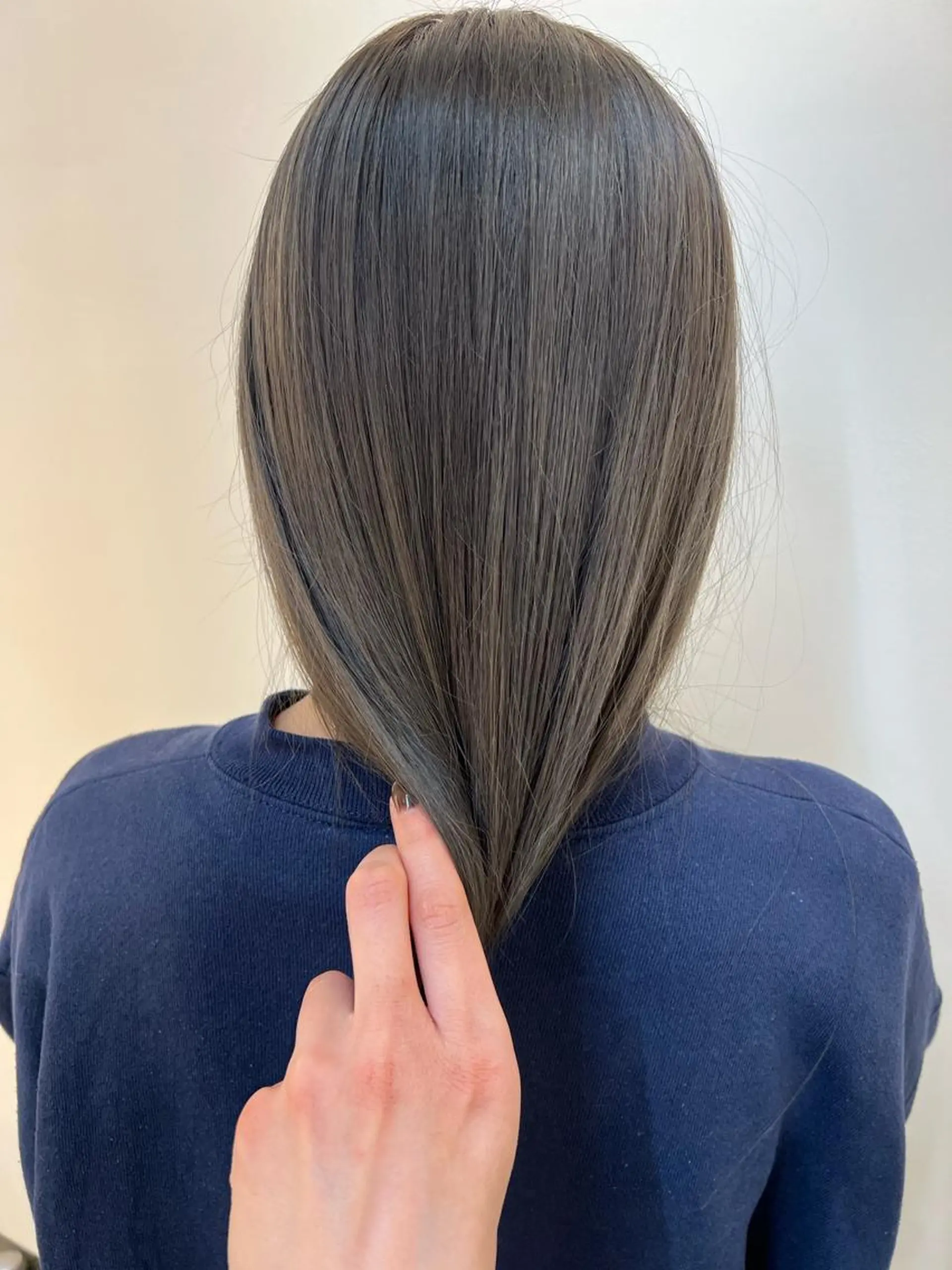 ロング カラー ブリーチ グレージュ 丸田 美沙希のヘアスタイル