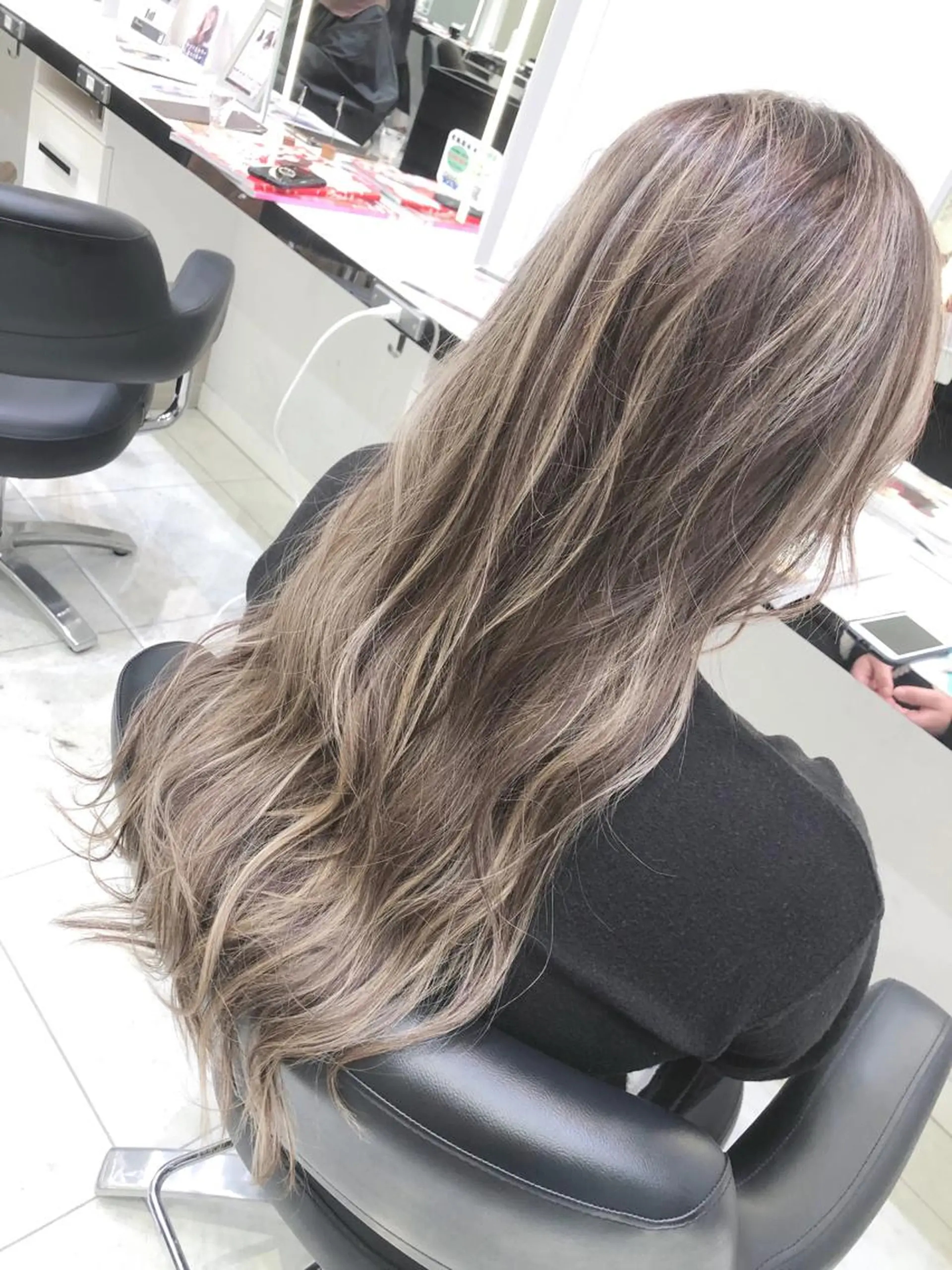 ロング カラー ブリーチ ハイライトカラー ハイライト 岸 保奈美のヘアスタイル