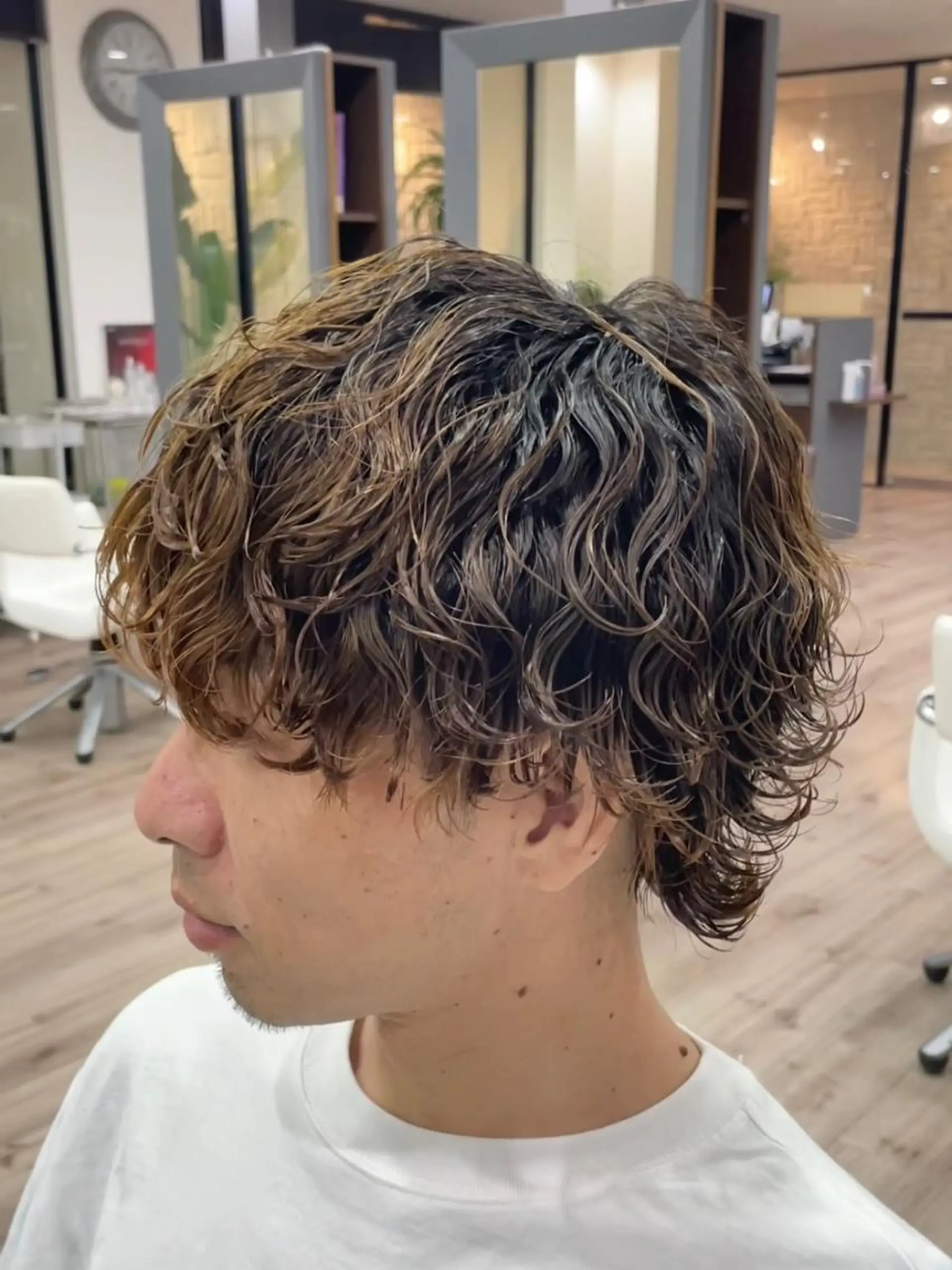 パーマ メンズ メンズブリーチ 波巻きパーマ メンズウルフカット ウルフカット アタ ムのヘアスタイル