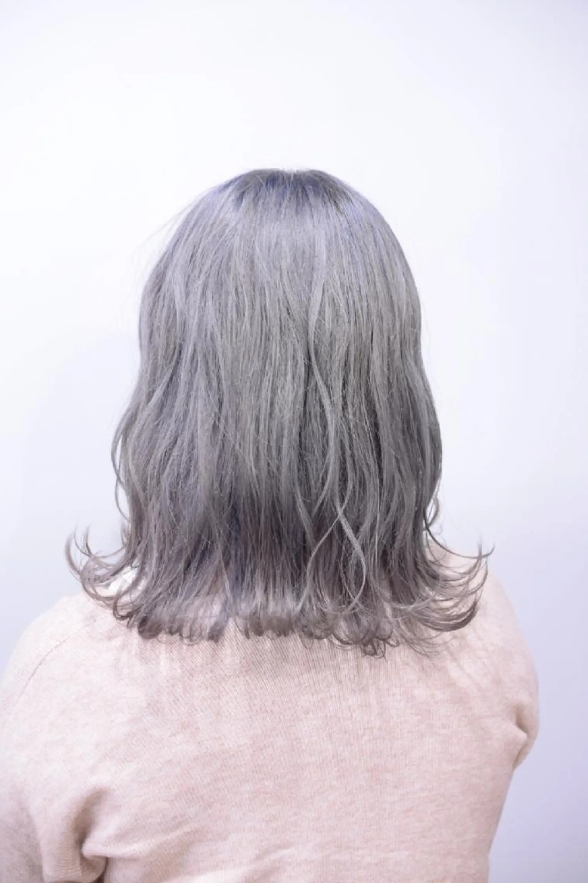 ミディアム カラー ダークシルバー シルバー ヘアカラー デザインカラー 小西勇次のヘアスタイル