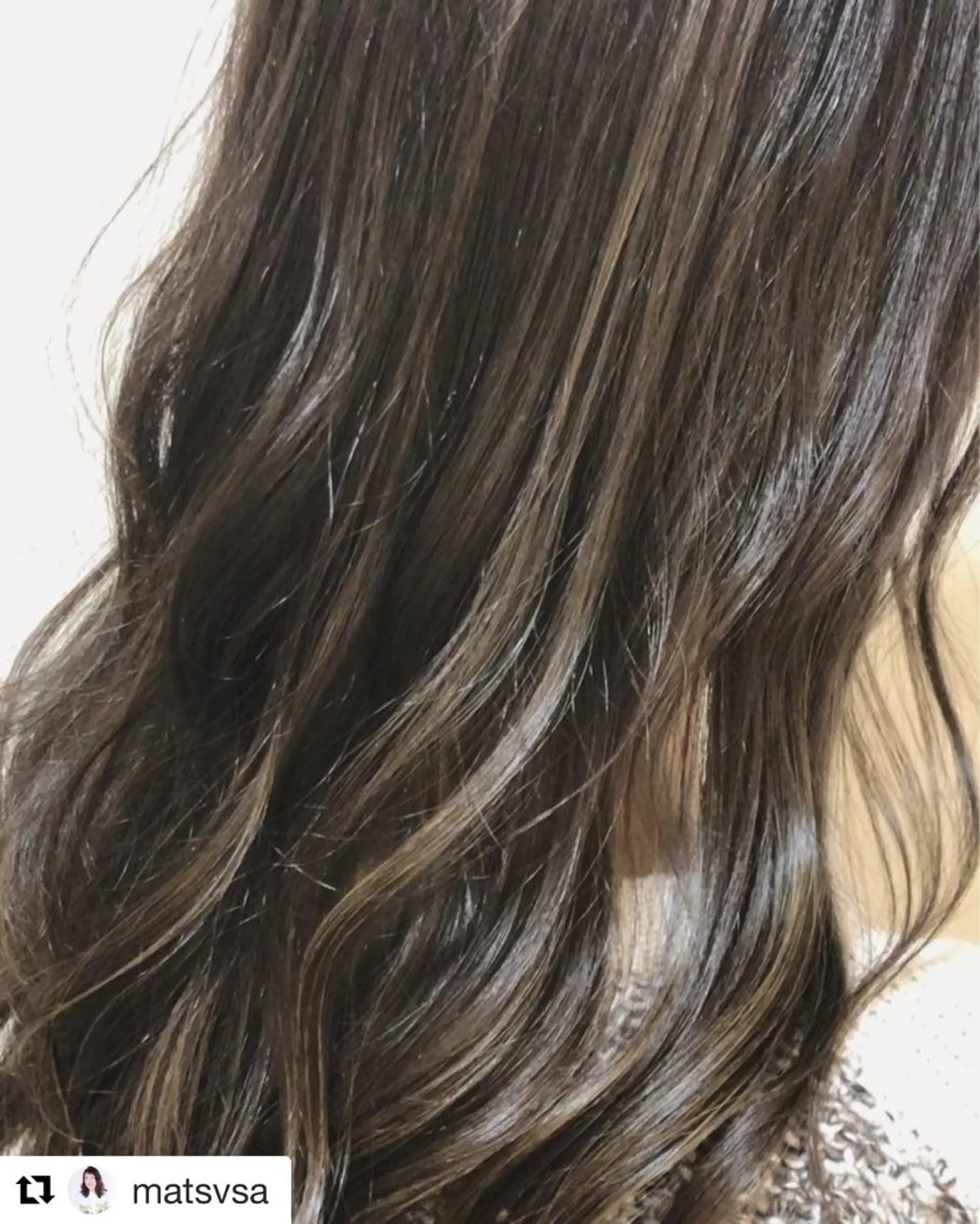 ロング アッシュ ハイライト カット パーマ トリートメント 松佐 ゆかりのヘアスタイル