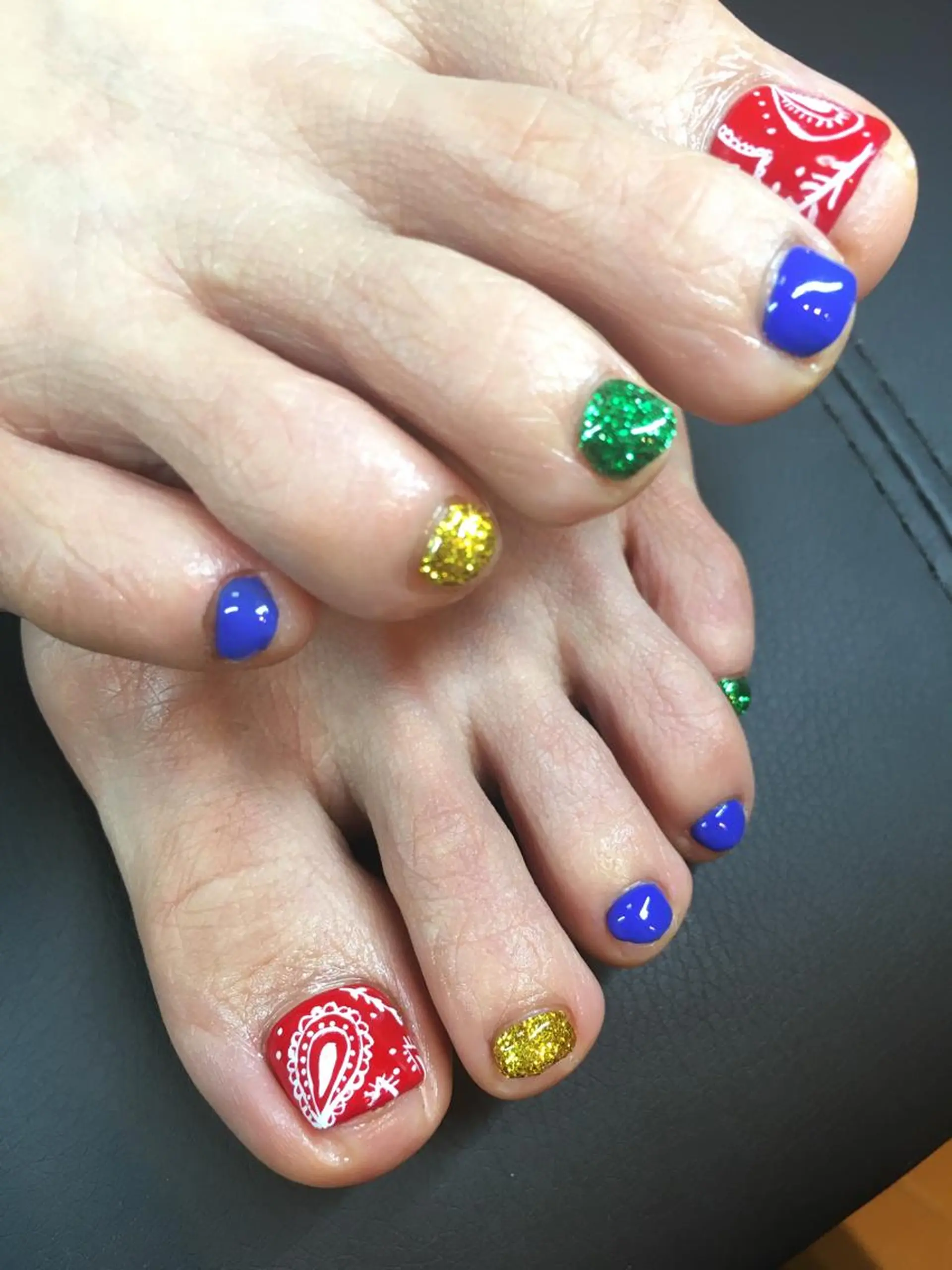 ネイル ワンカラーネイル 赤色 ホワイト フットネイル glow_ nailのネイルデザイン