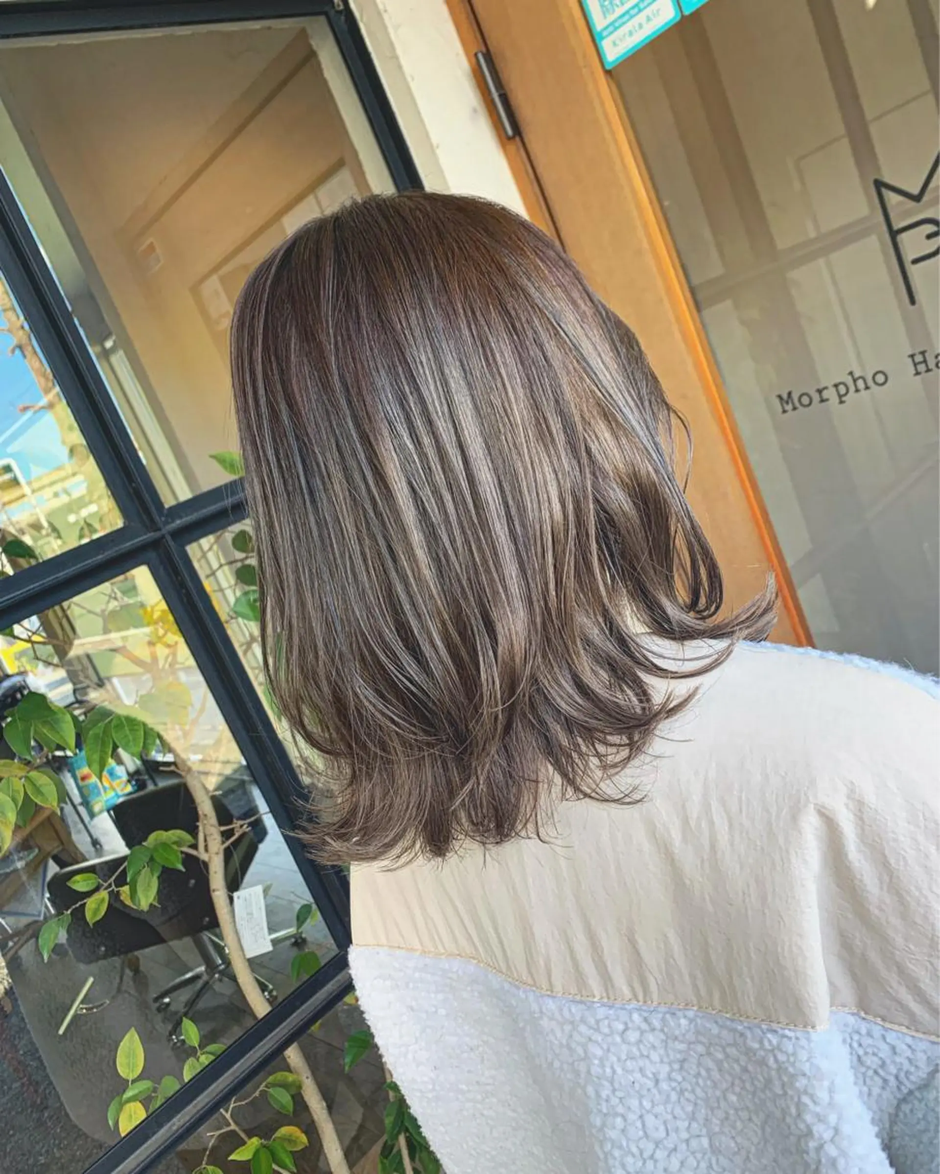 セミロング カラー ベージュカラー ブリーチ ブリーチなしカラー オリーブベージュ レイヤーカット Morpho Hair Product所属・井上 花音のヘアスタイル