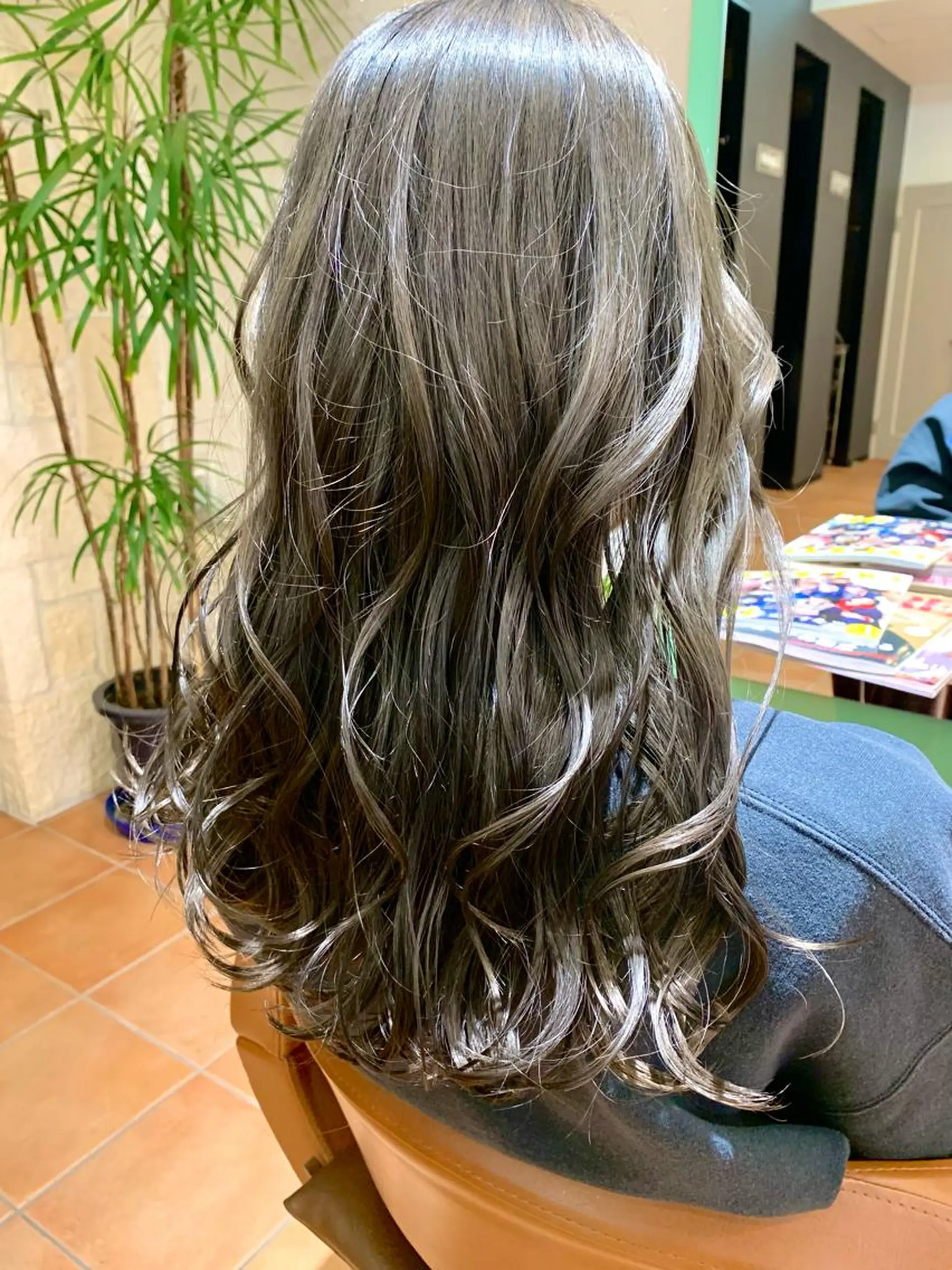 カラー Lamp 柏 山口 か乃 ブリーチカラーのヘアスタイル