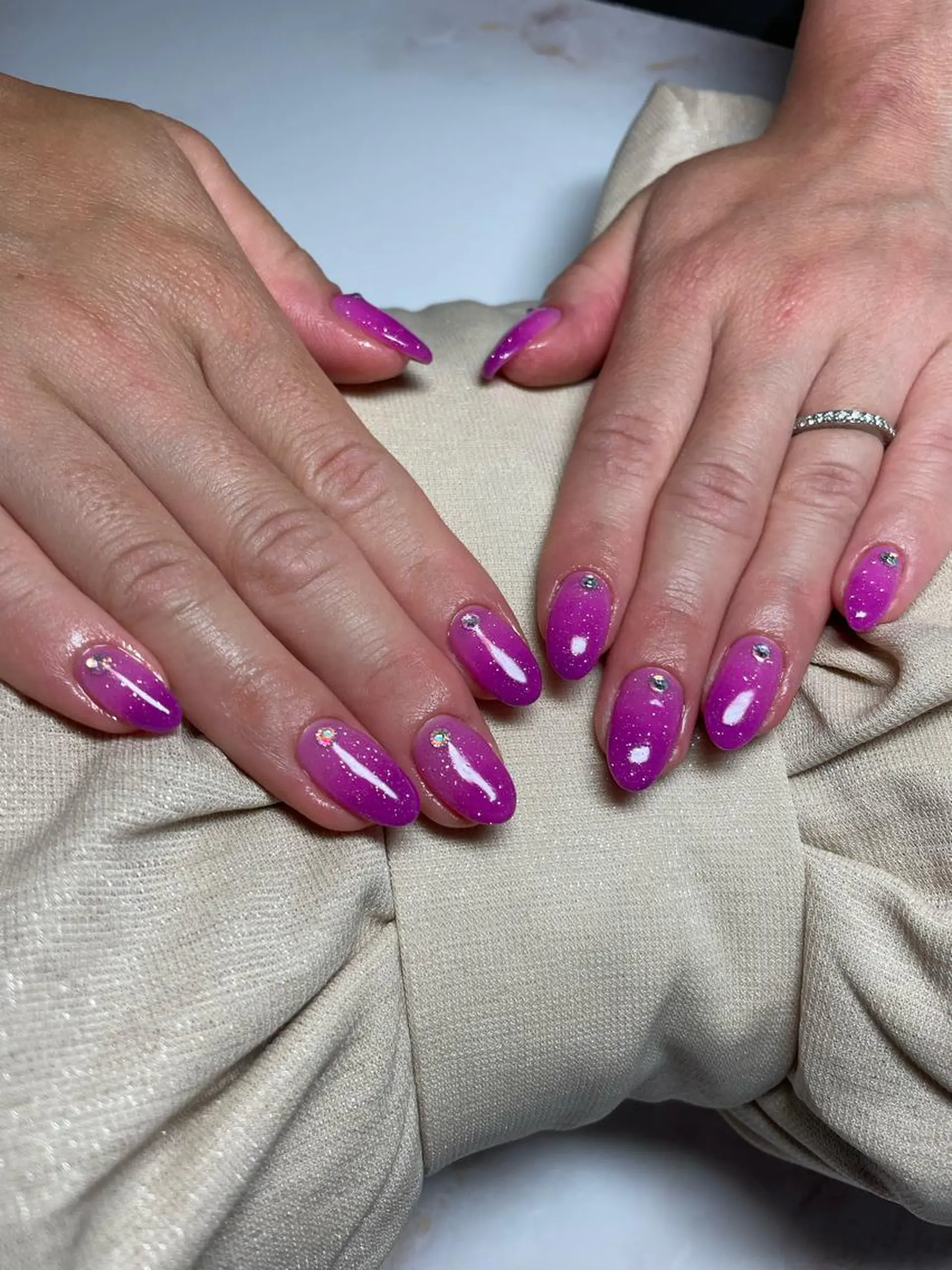 ネイル グラデーション ラメ(グリッター) ピンク パープル ストーンネイル ハンドネイル nail ayacaのネイルデザイン