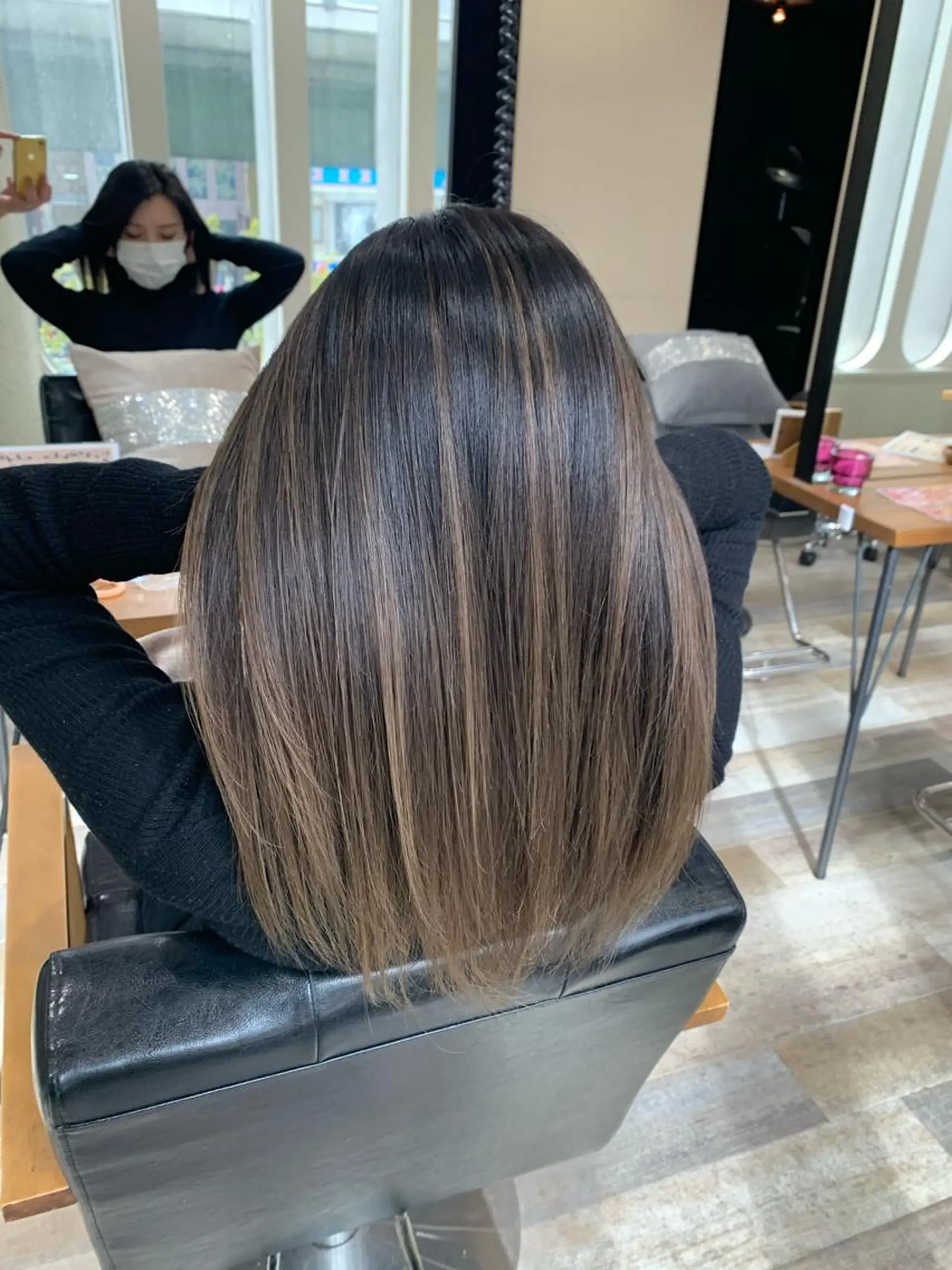 セミロング カラー バレイヤージュ レイヤーカット ブリーチ特化／ハイト ーン／ホワイトカラーのヘアスタイル