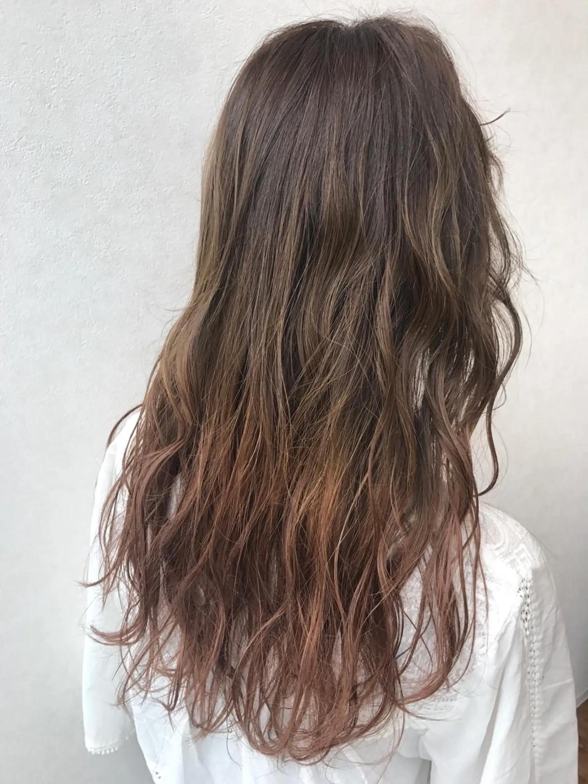 ロング カラー グラデーションカラー ピンクカラー AGU akariのヘアスタイル