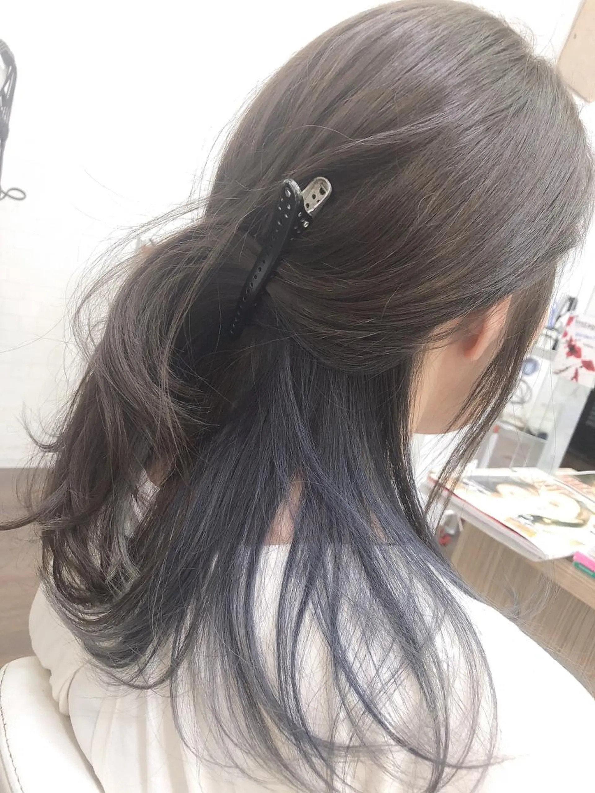 カラー アッシュ アッシュグレー ブリーチ ハイライト/インナー /ブリーチ/レイヤーのヘアスタイル