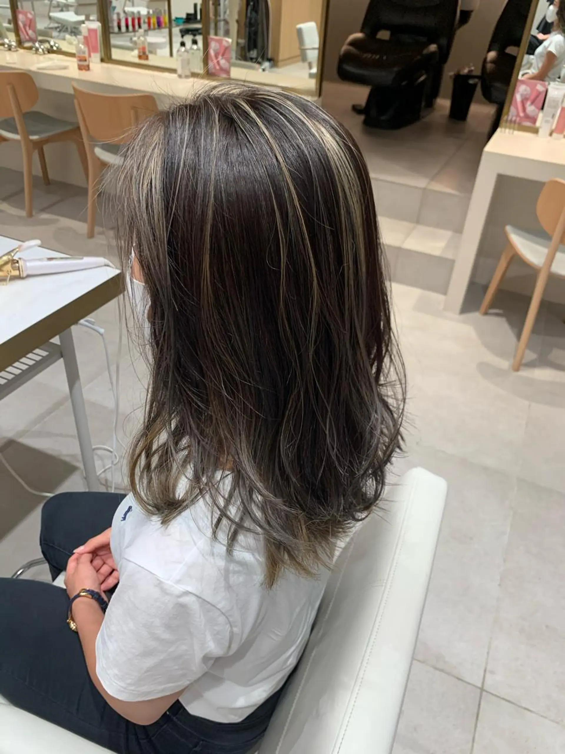 ミディアム ハイライト カット トリートメント レイヤー専門家 ダブルカラー修のヘアスタイル