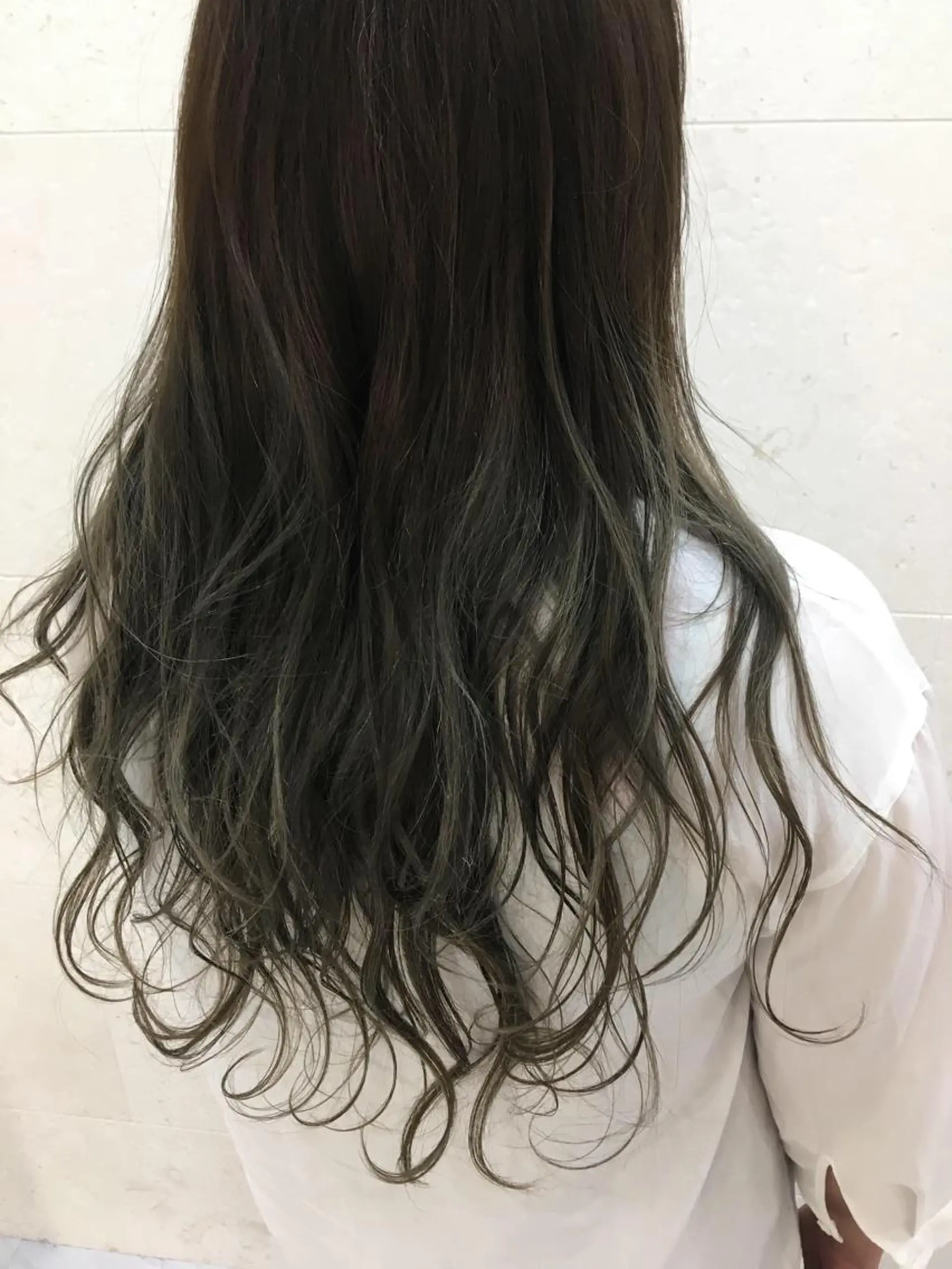 ロング カラー アディクシーカラー グラデーションカラー シルバー 斉藤 貴也のヘアスタイル