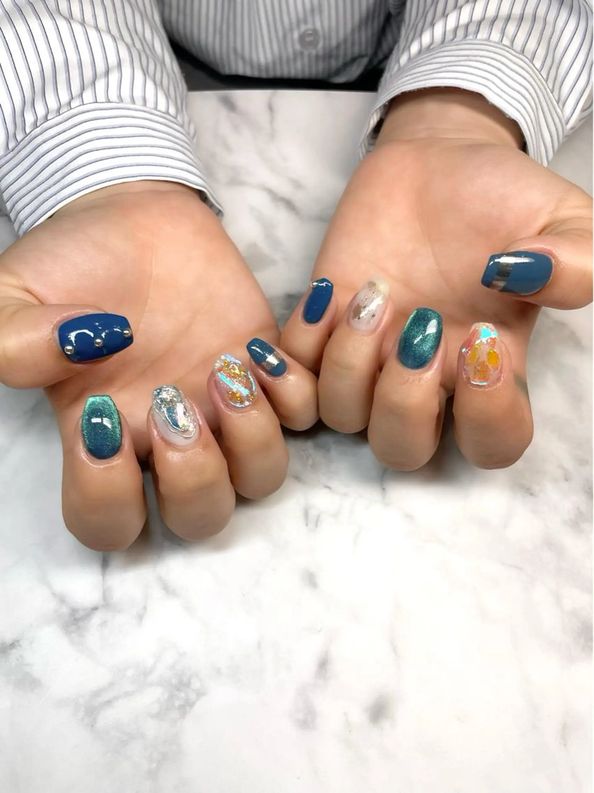 ネイル ブルー キラキラネイル ハンドネイル フットネイル Beauty Salon GIGI所属・GIGI AYA🦋のネイルデザイン