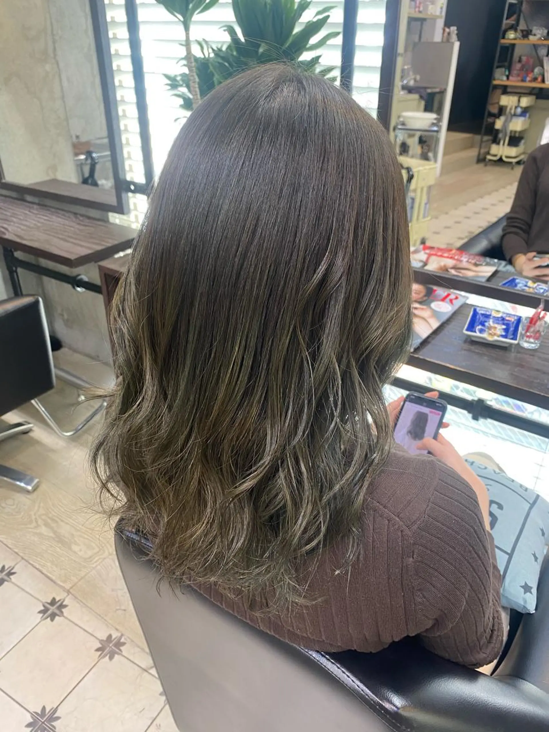 セミロング カラー グレージュ オリーブグレージュ オリーブグレー 学生 トリートメント カット ヘアカラー トリートメント 韓国ヘア☁️ mitsukiのヘアスタイル