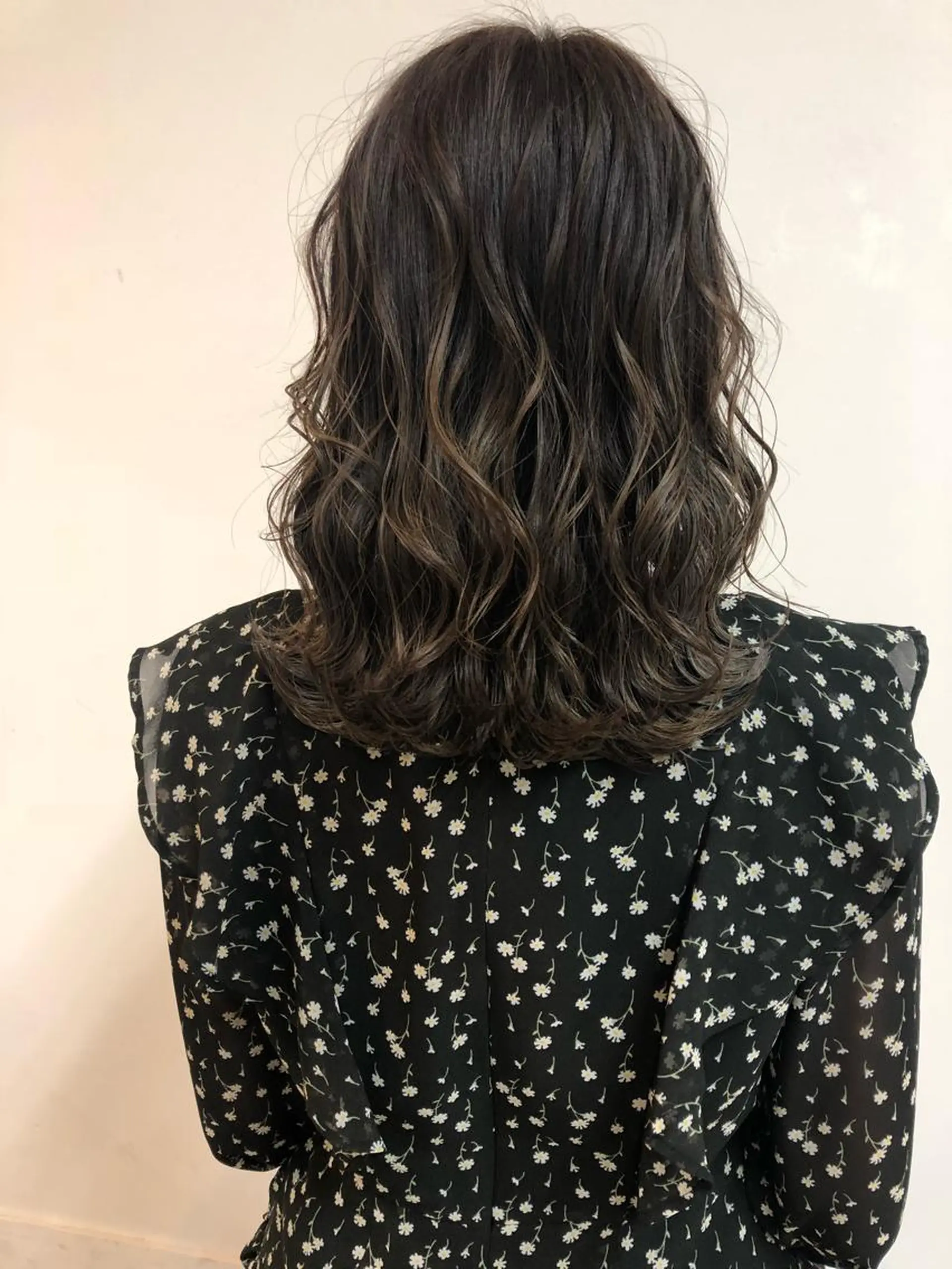 カラー グラデーションカラー グレージュ 360°キレイな ショートカットのヘアスタイル