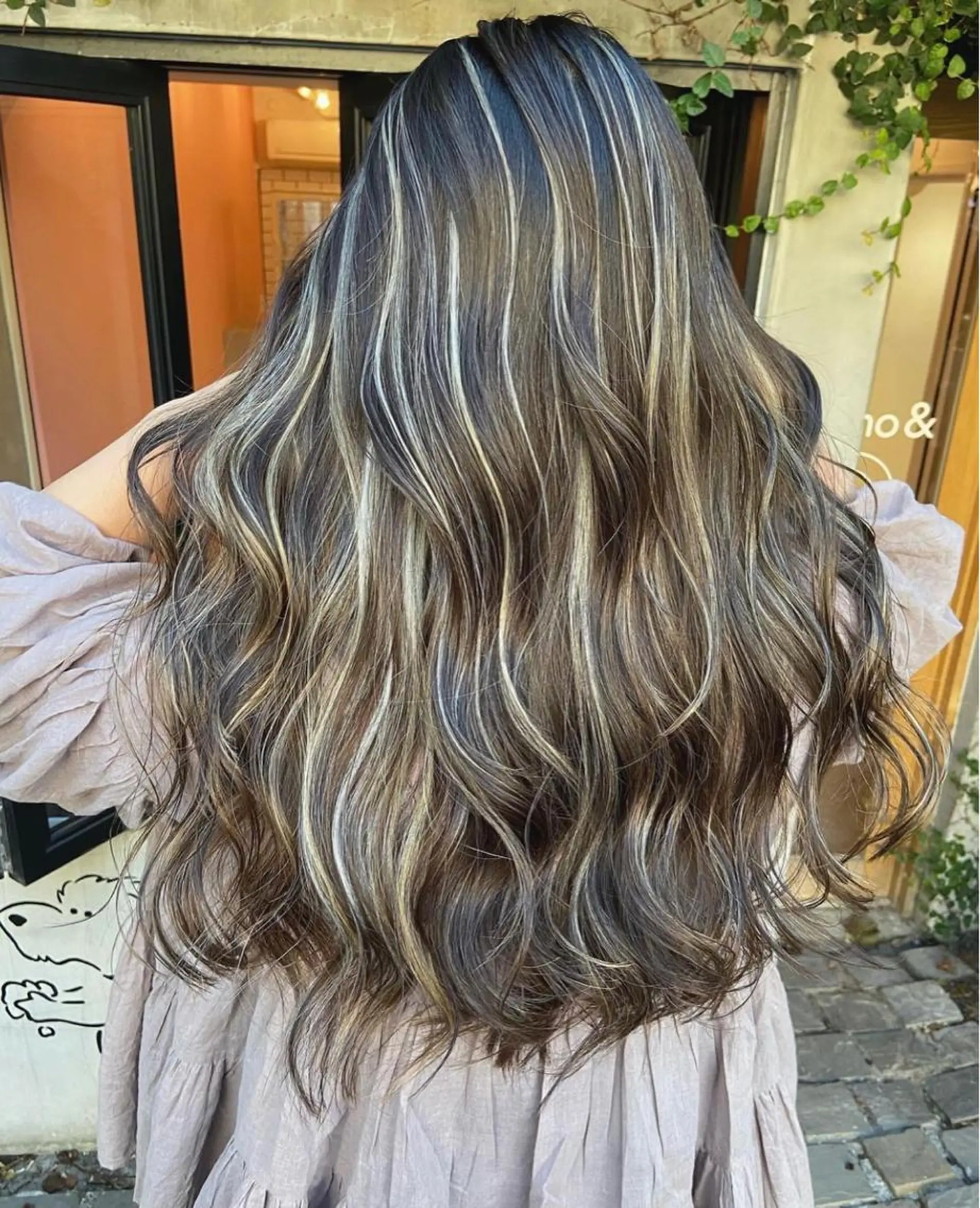 ロング 白いハイライト🤍 タナカリョウスケのヘアスタイル