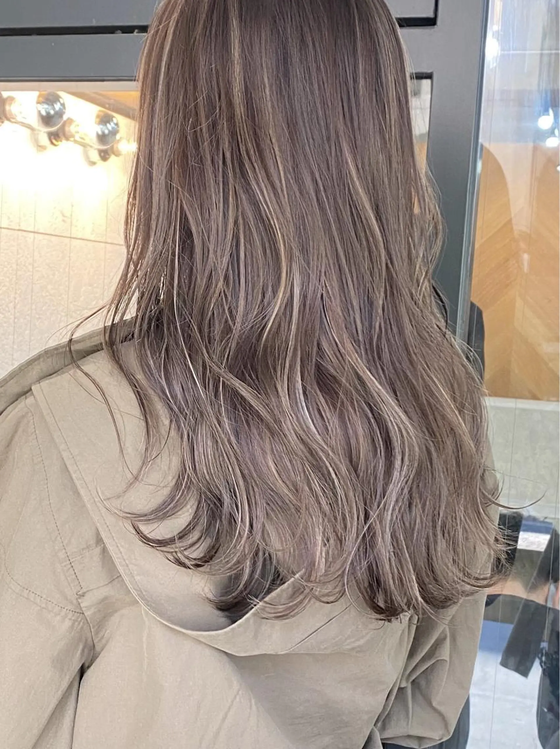 ショート カラー ネイル マツエク・マツパ ベージュカラー ハイライトカラー ハイトーンカラー ハイトーンベージュ ハイライト カット ヘアカラー トリートメント 中山 天地のヘアスタイル