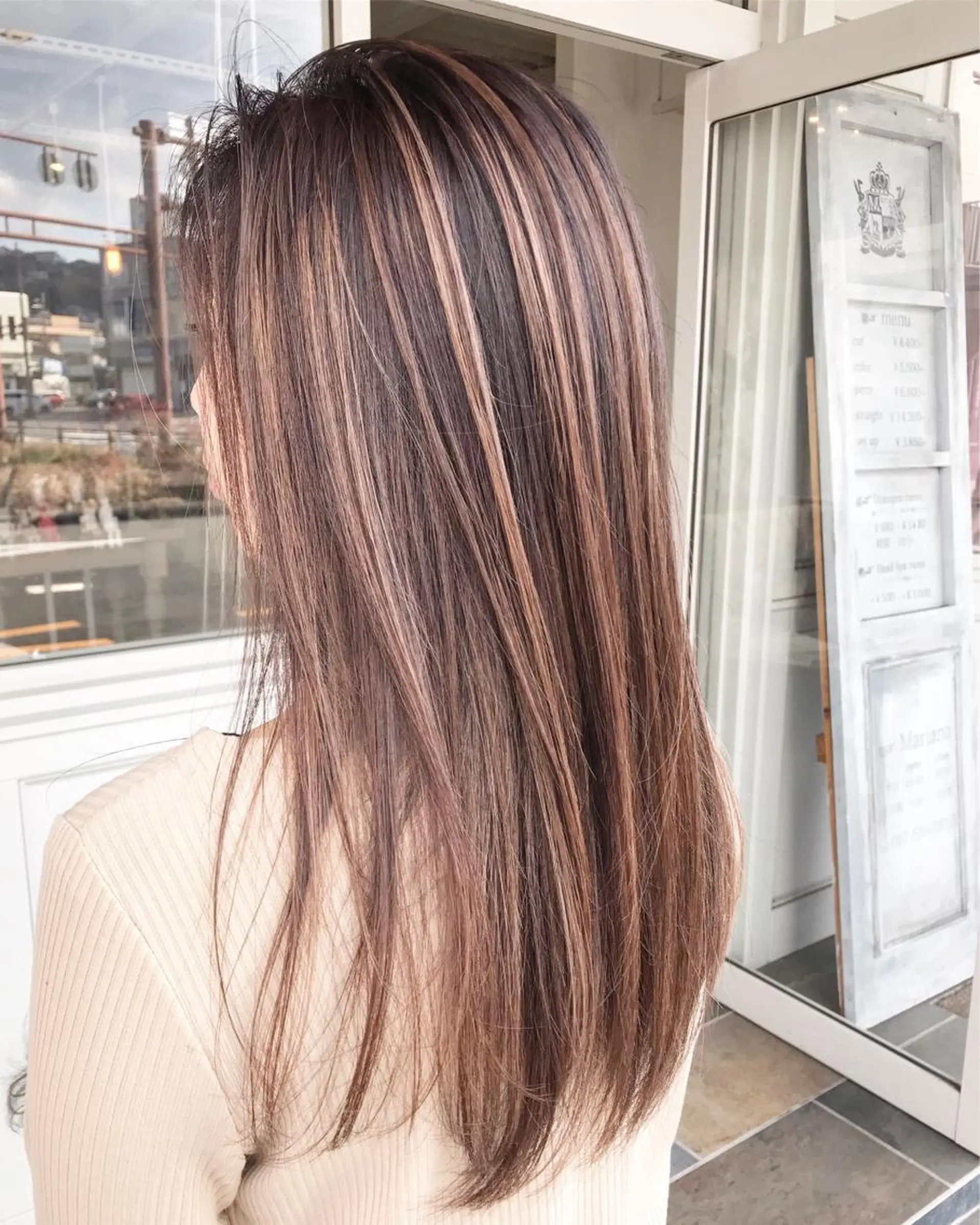 ロング カラー ヘアアレンジ お団子ヘア 切りっぱなしボブ バレイヤージュ ブリーチ デザインカラー Mariana/ 鶴原-ハイライトのヘアスタイル