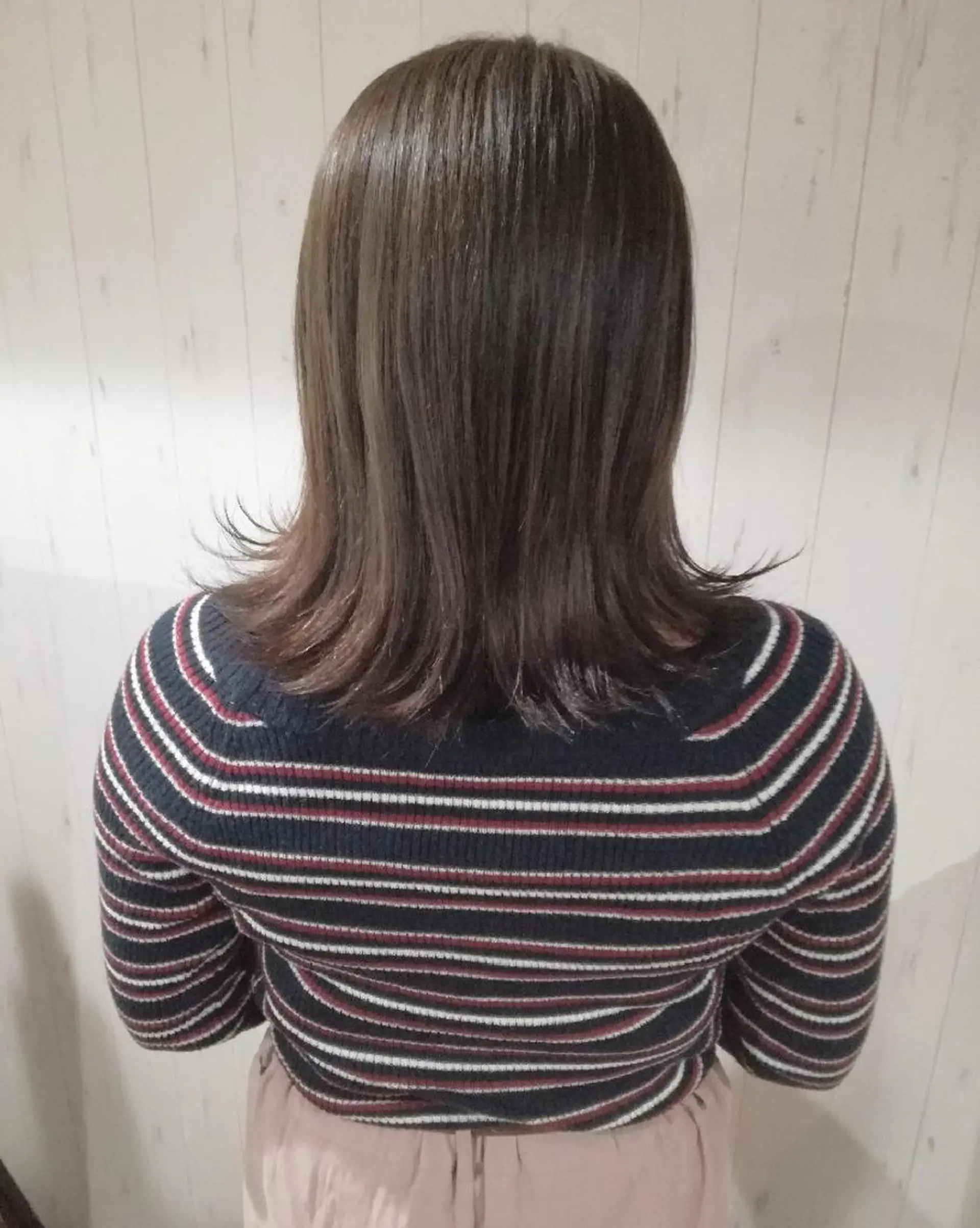 ミディアム カラー グレージュ 外ハネヘア 西川 敏夫のヘアスタイル