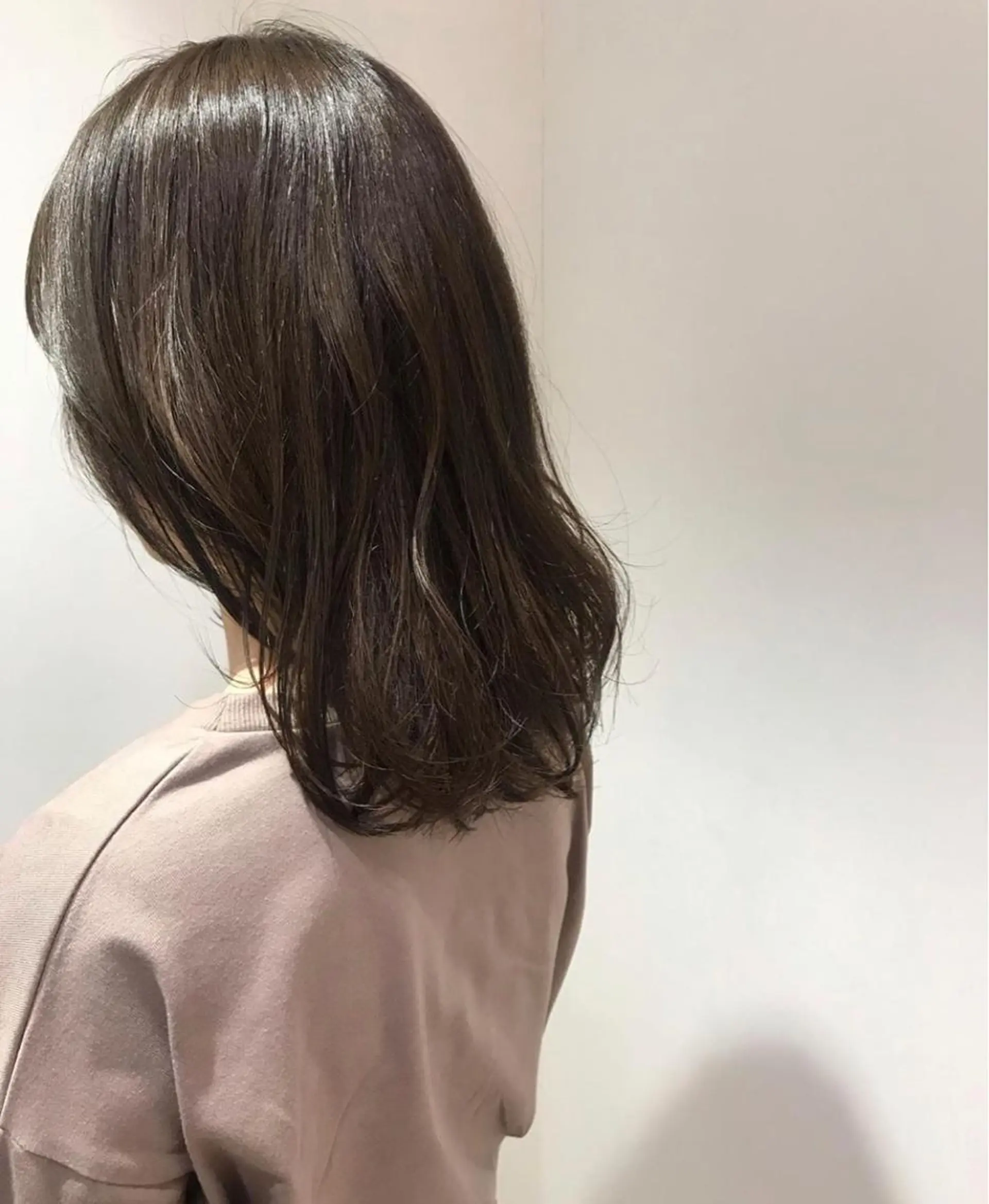 セミロング カラー ヘアアレンジ アッシュ アッシュブラウン ブラウンカラー 福壽 優奈のヘアスタイル