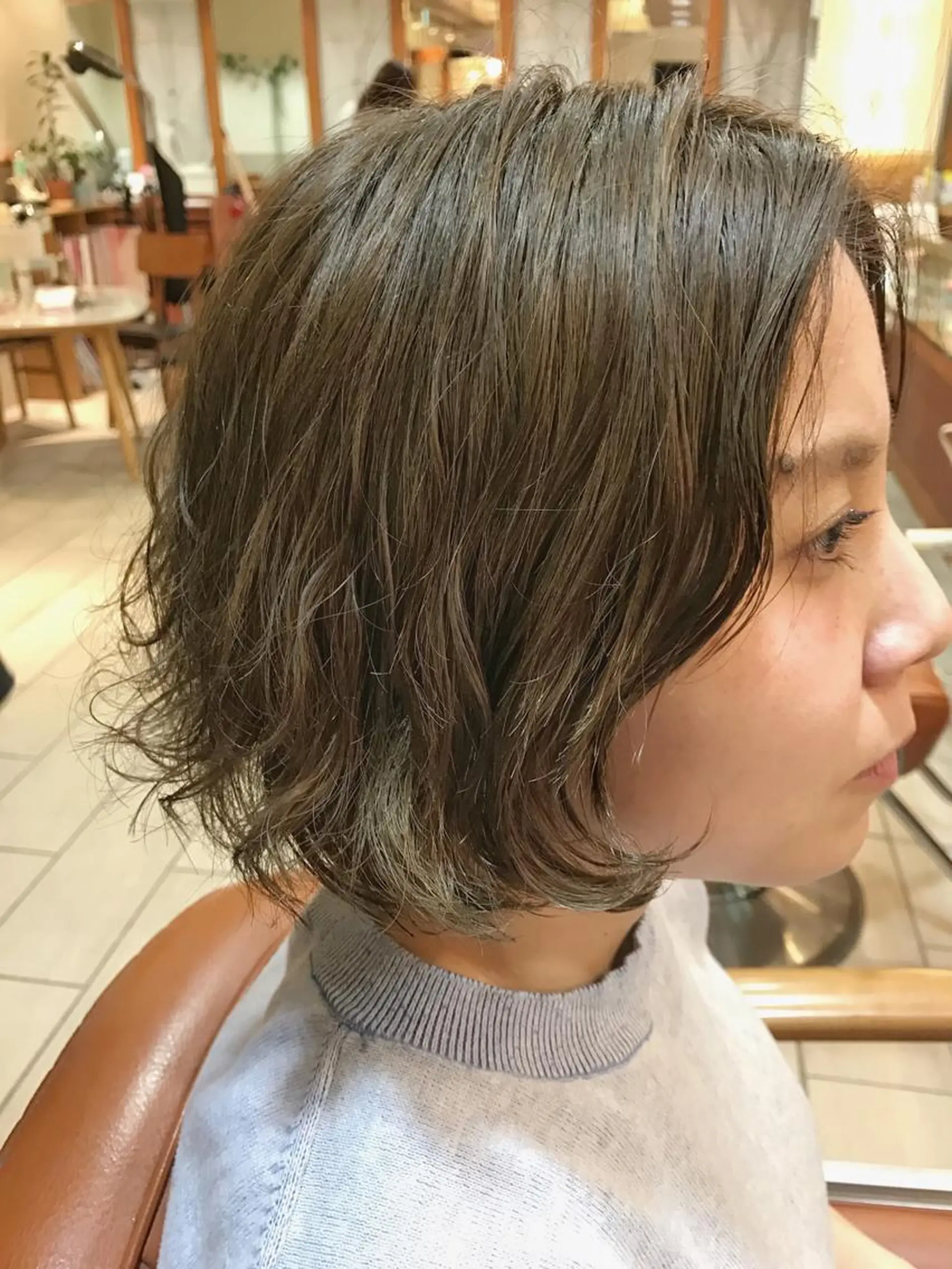 ミディアム カラー パーマ アッシュ ハイライトカラー オリーブアッシュ ハイライト LOST CITY 横浜所属・🪐脱白髪染め 🪐松尾菜々美のヘアスタイル