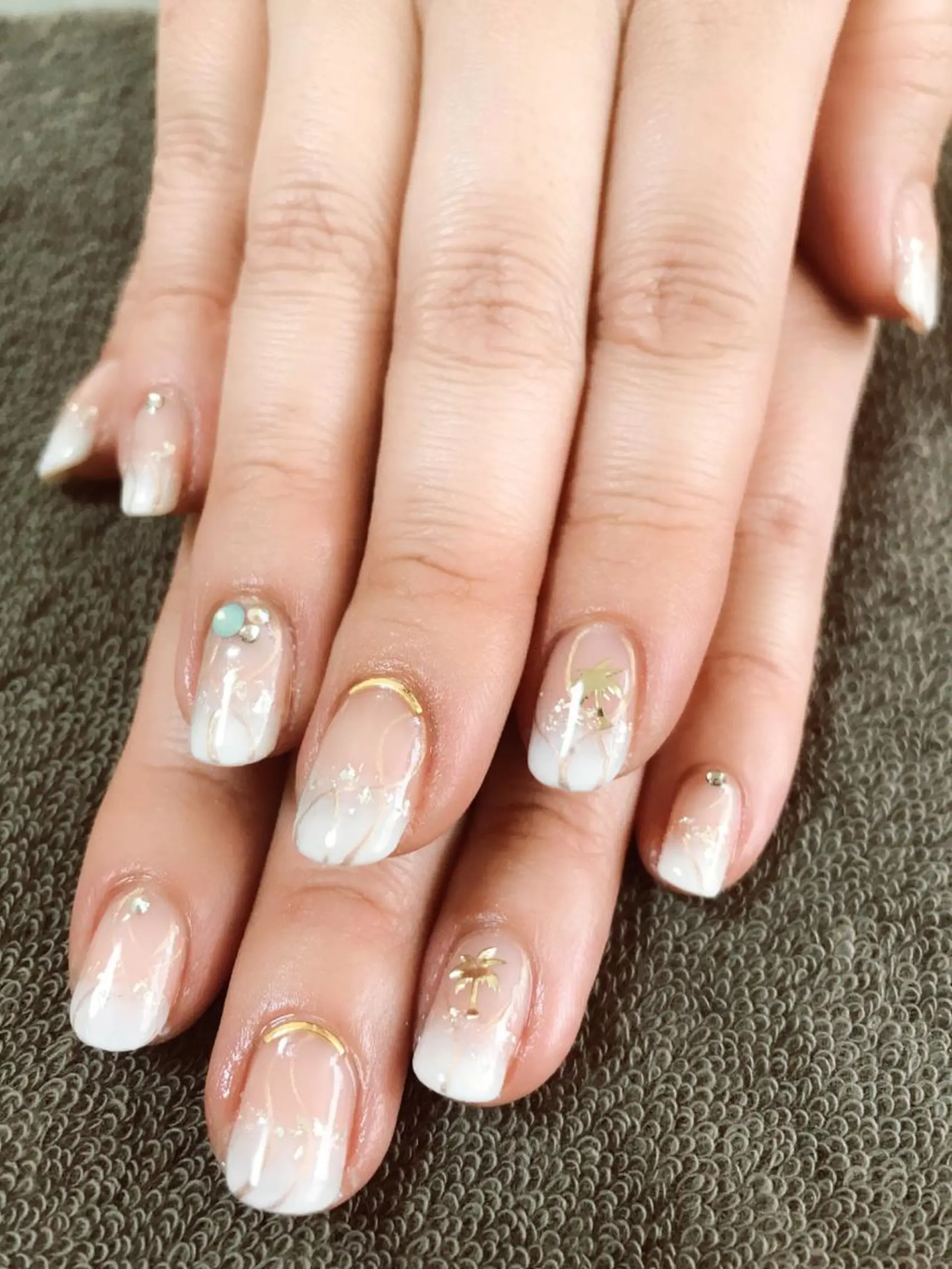 ネイル ゴールド グラデーション ハンドネイル Masuko Yasukaのネイルデザイン