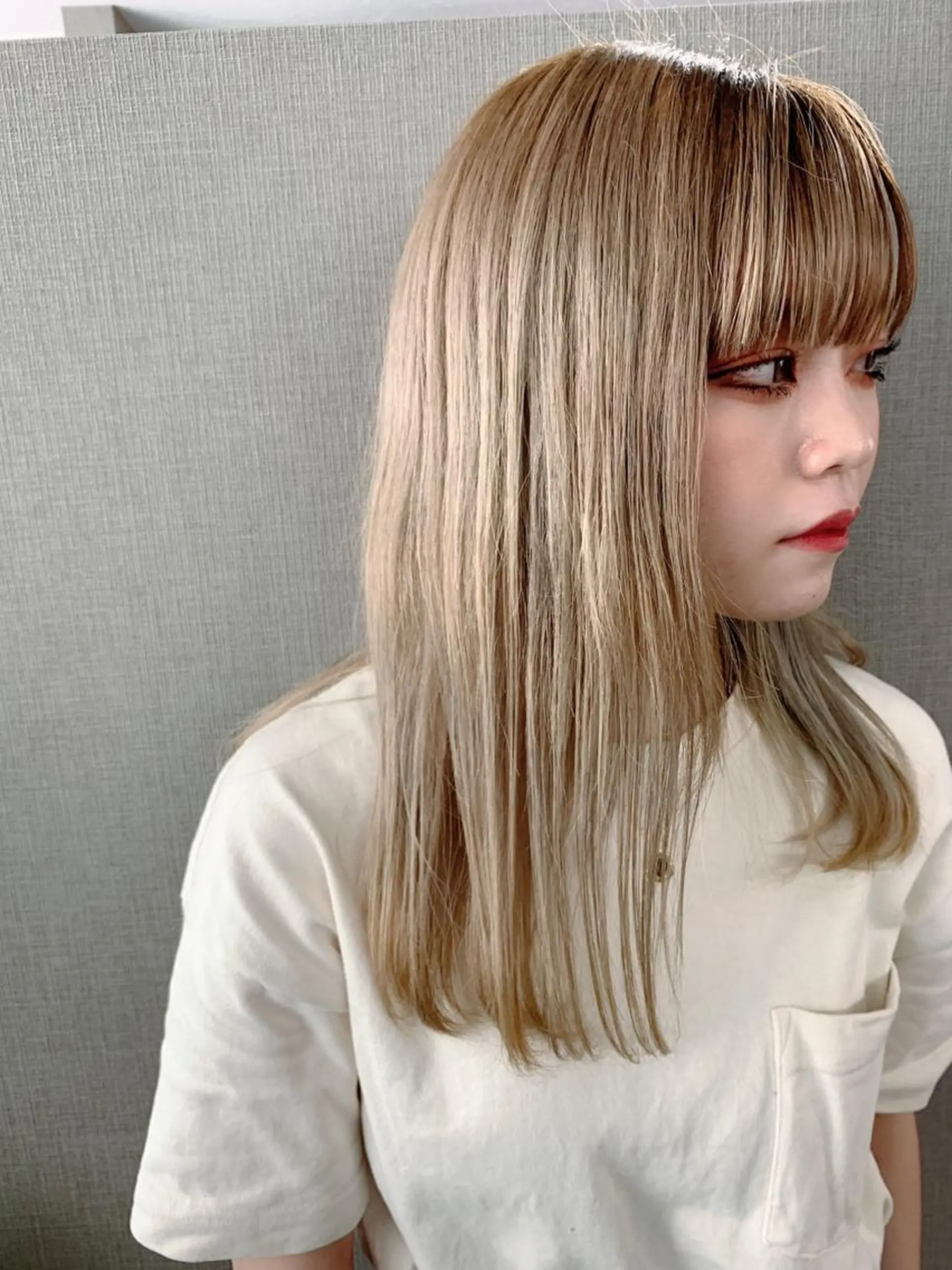 セミロング アッシュ ハイライト レイヤーカット ヘアカラー Selene hair OSAKAのヘアスタイル