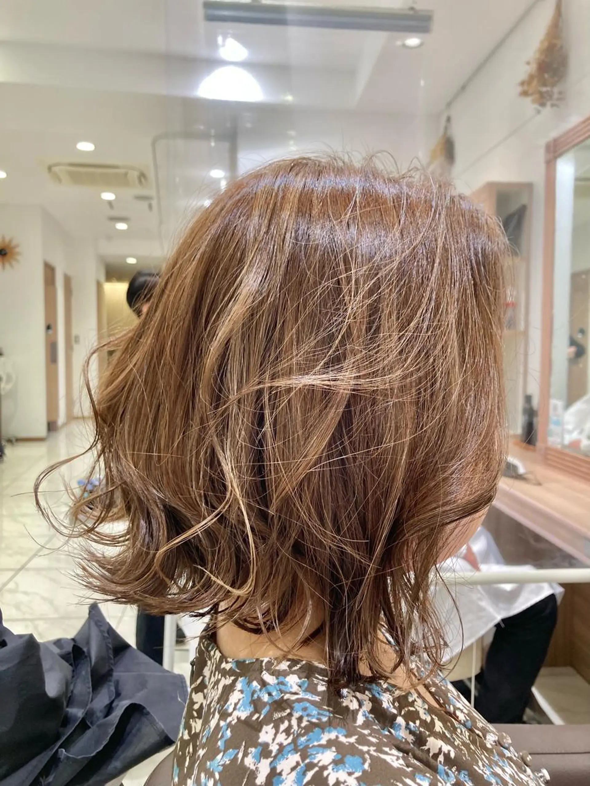 ミディアム カット ヘアカラー 前髪縮毛矯正 高野開弦ハイトーンのヘアスタイル