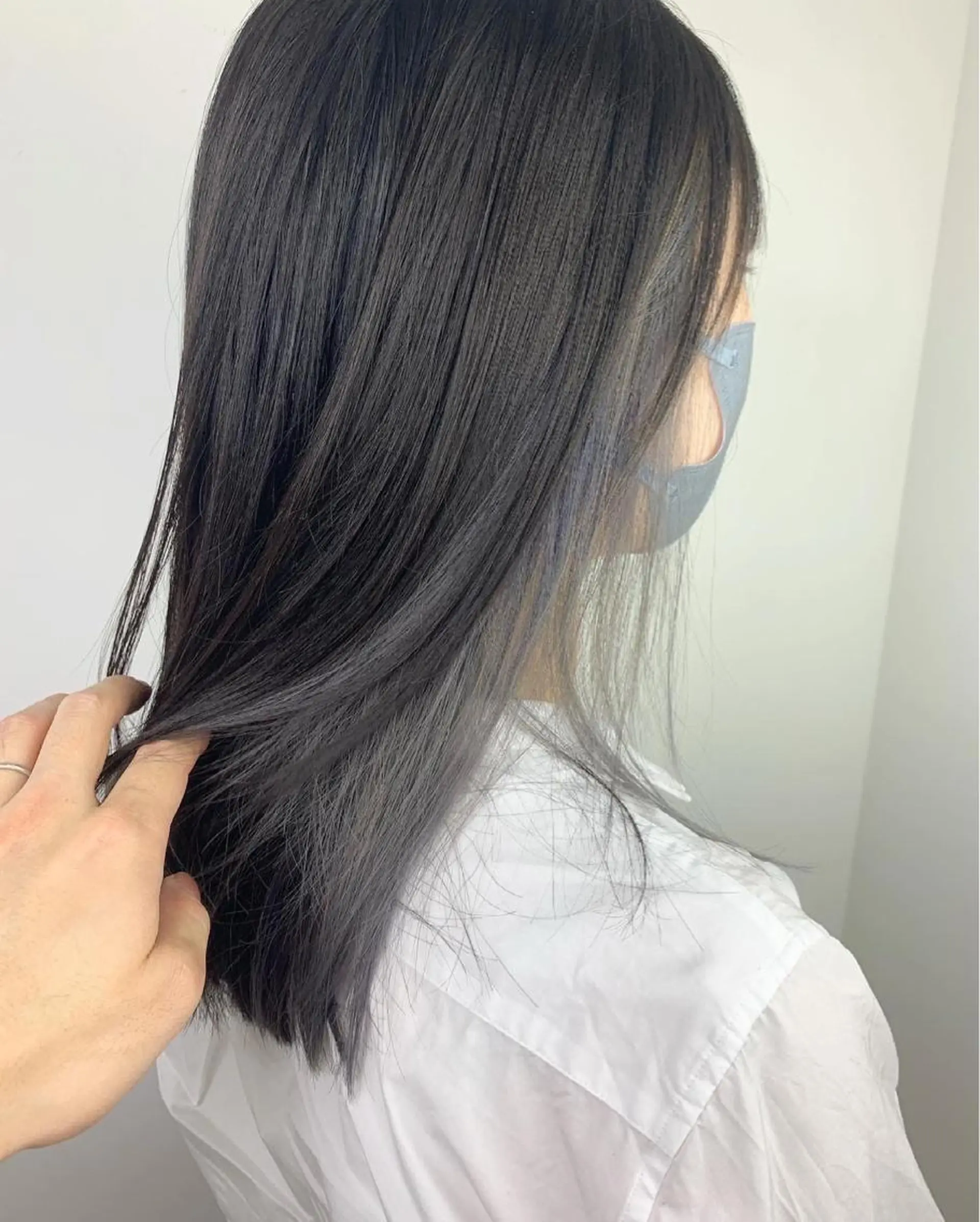 セミロング カラー ブリーチ シルバー SALOWIN神戸三宮店所属・【美髪を叶える】中谷 彰宏(アキ)のヘアスタイル