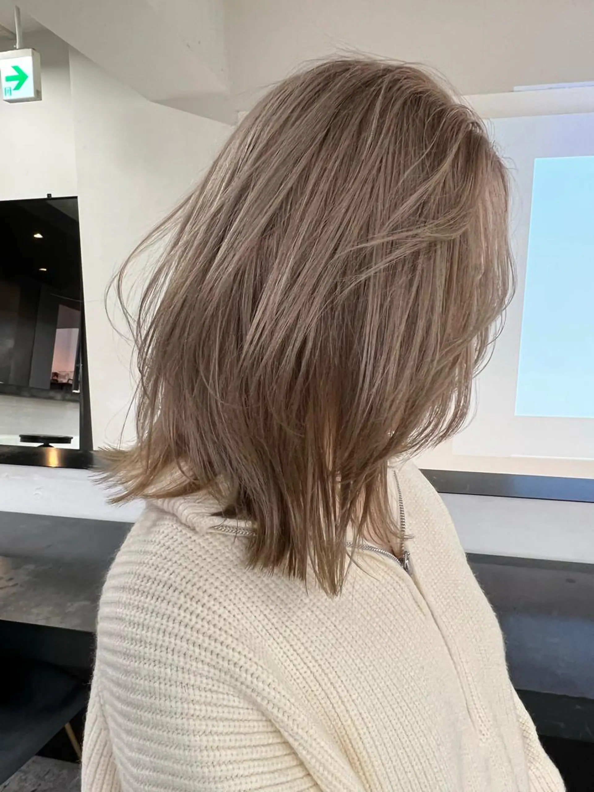 ミディアム カラー ベージュカラー ブリーチ ケアブリーチ ミルクティーベージュ トリートメント カット ヘアカラー レイヤーカット💖 Kaedeのヘアスタイル