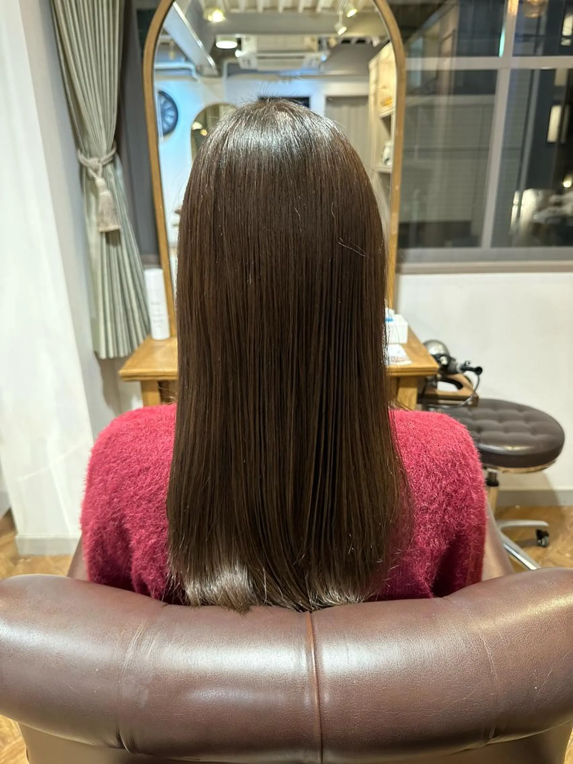 セミロング カラー グレージュ 馬渕 拓海のヘアスタイル