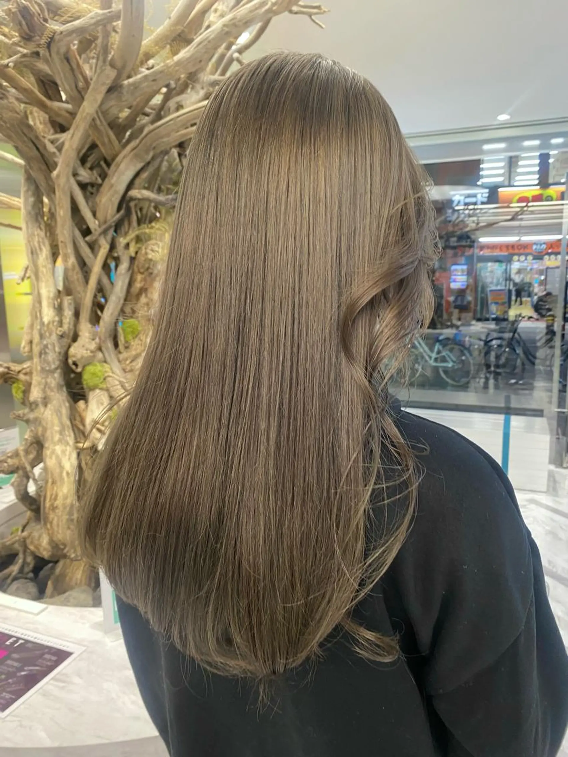 ロング ヘアカラー 透け感ベージュ ／ミハルのヘアスタイル