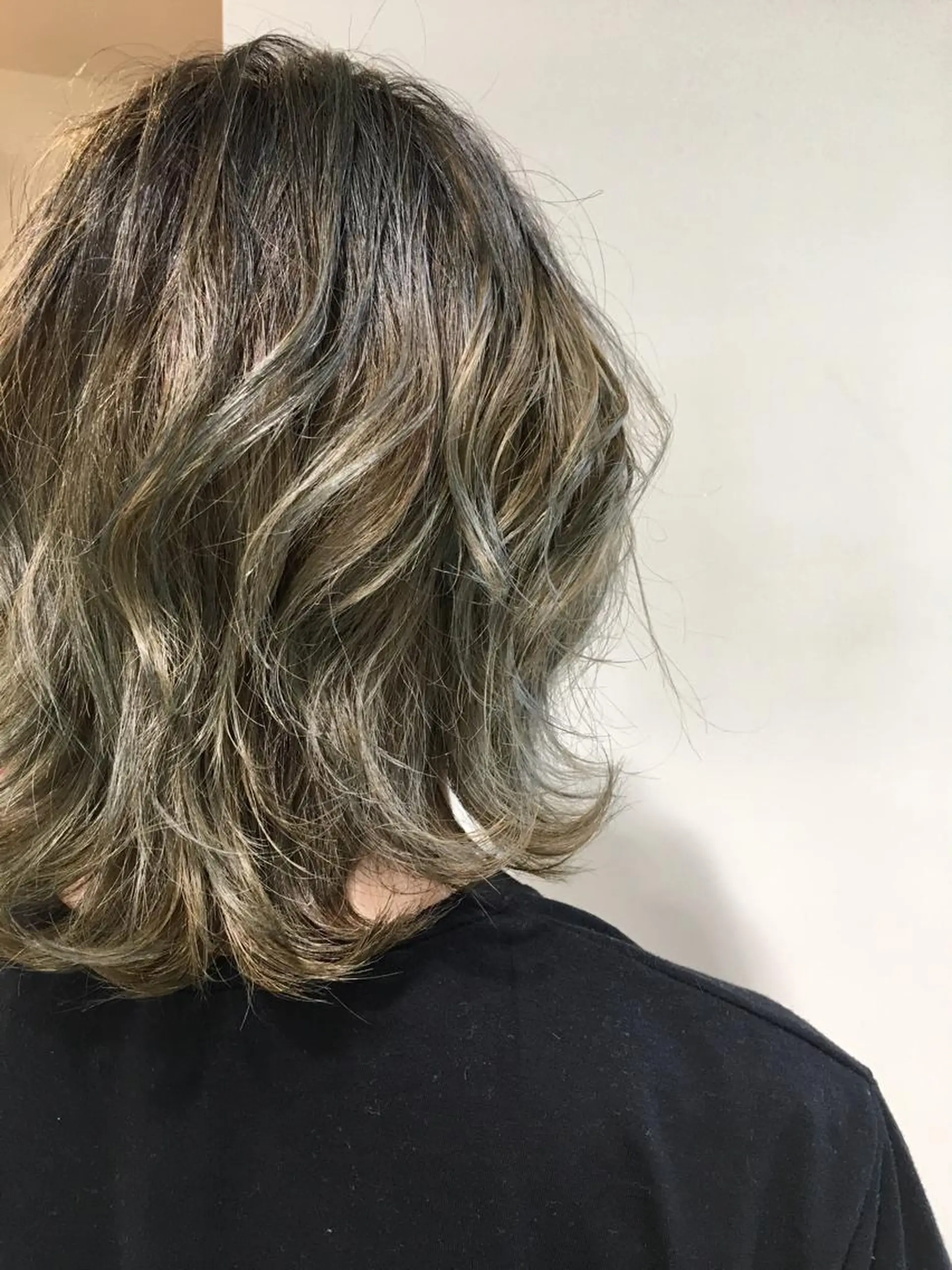 ミディアム レイヤーカット 外ハネヘア ヘアカラー トリートメント Ripps長居所属・メテオ ／ヘアカラー 西川菜実のヘアスタイル