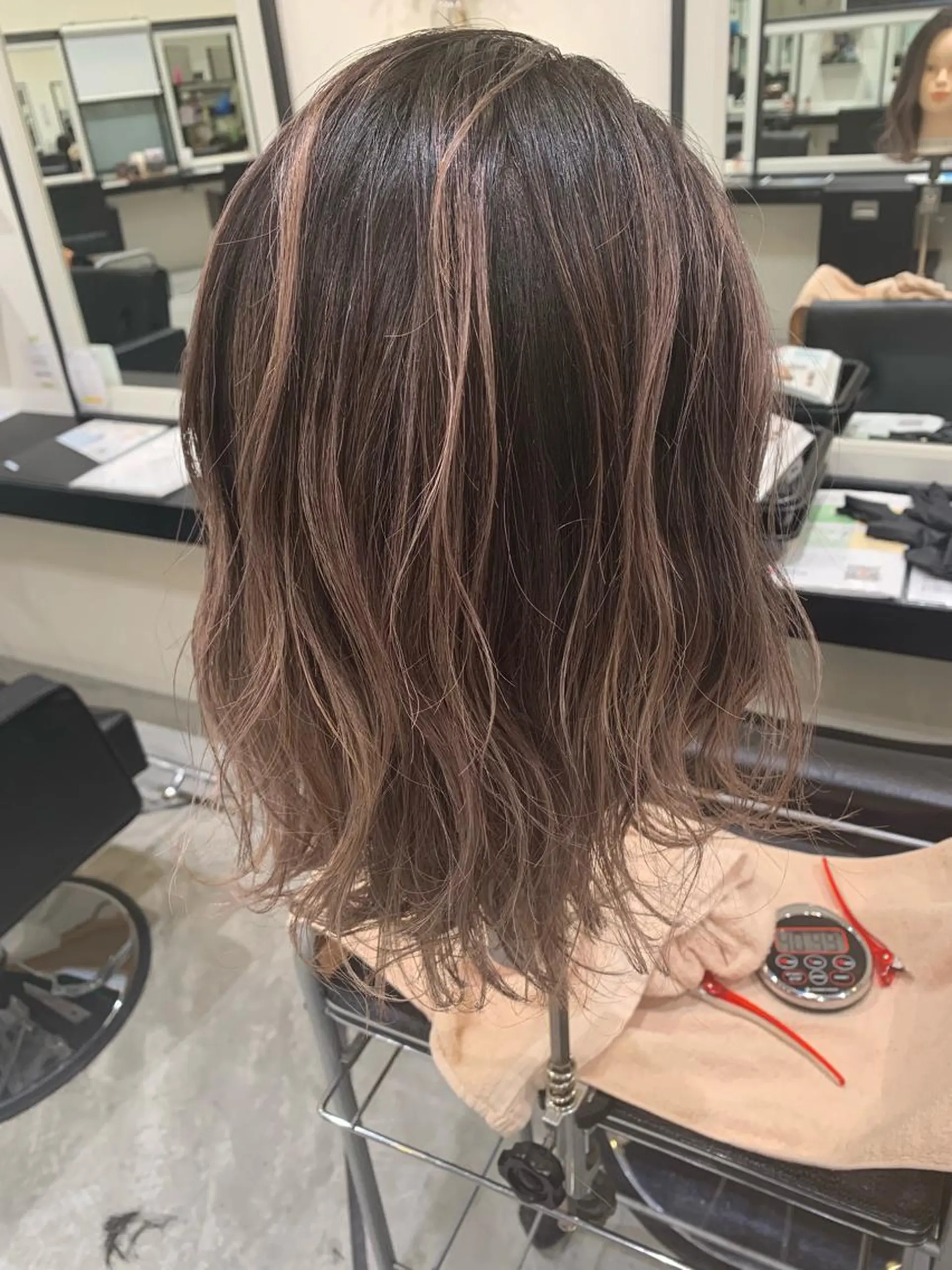 カラー バレイヤージュ ダブルカラー ハイライトカラー ハイトーンカラー 喜友名 泉樹のヘアスタイル