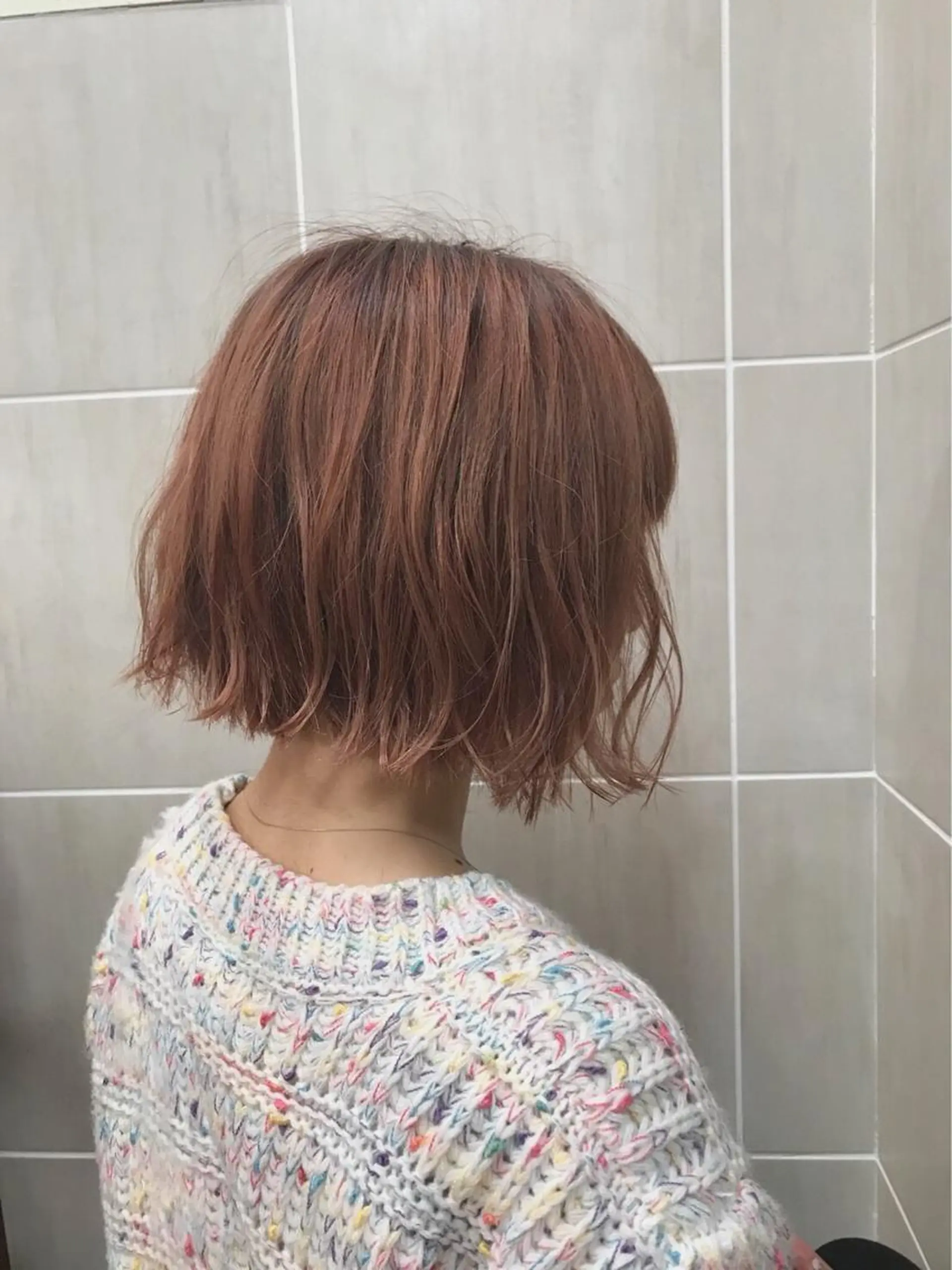 ショート カラー ブリーチ オレンジ ぱつっとボブ/ 小野あかねのヘアスタイル