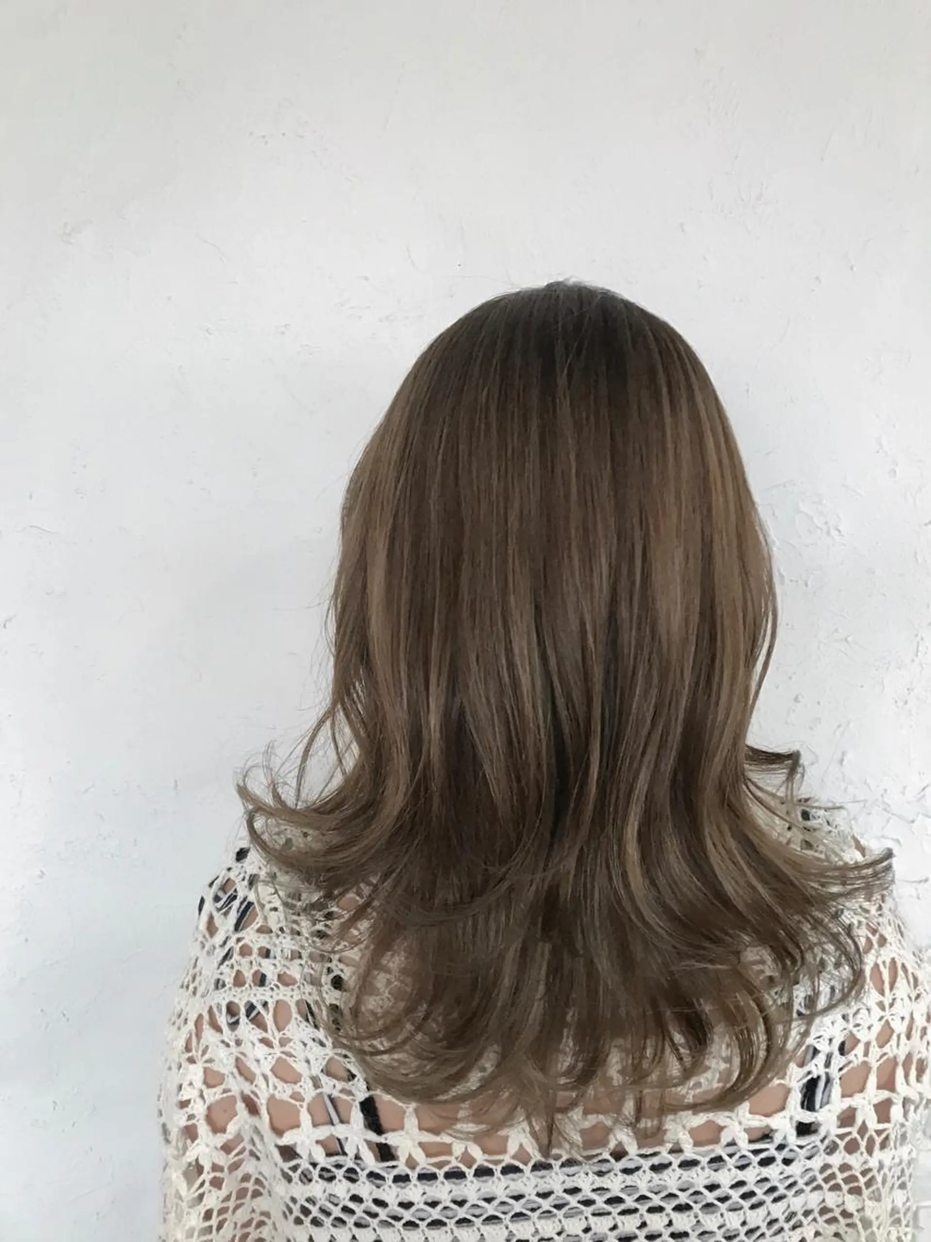 セミロング カラー ベージュカラー ブリーチ ハイライトカラー ミルクティーベージュ ハイライト 伊藤 優希のヘアスタイル