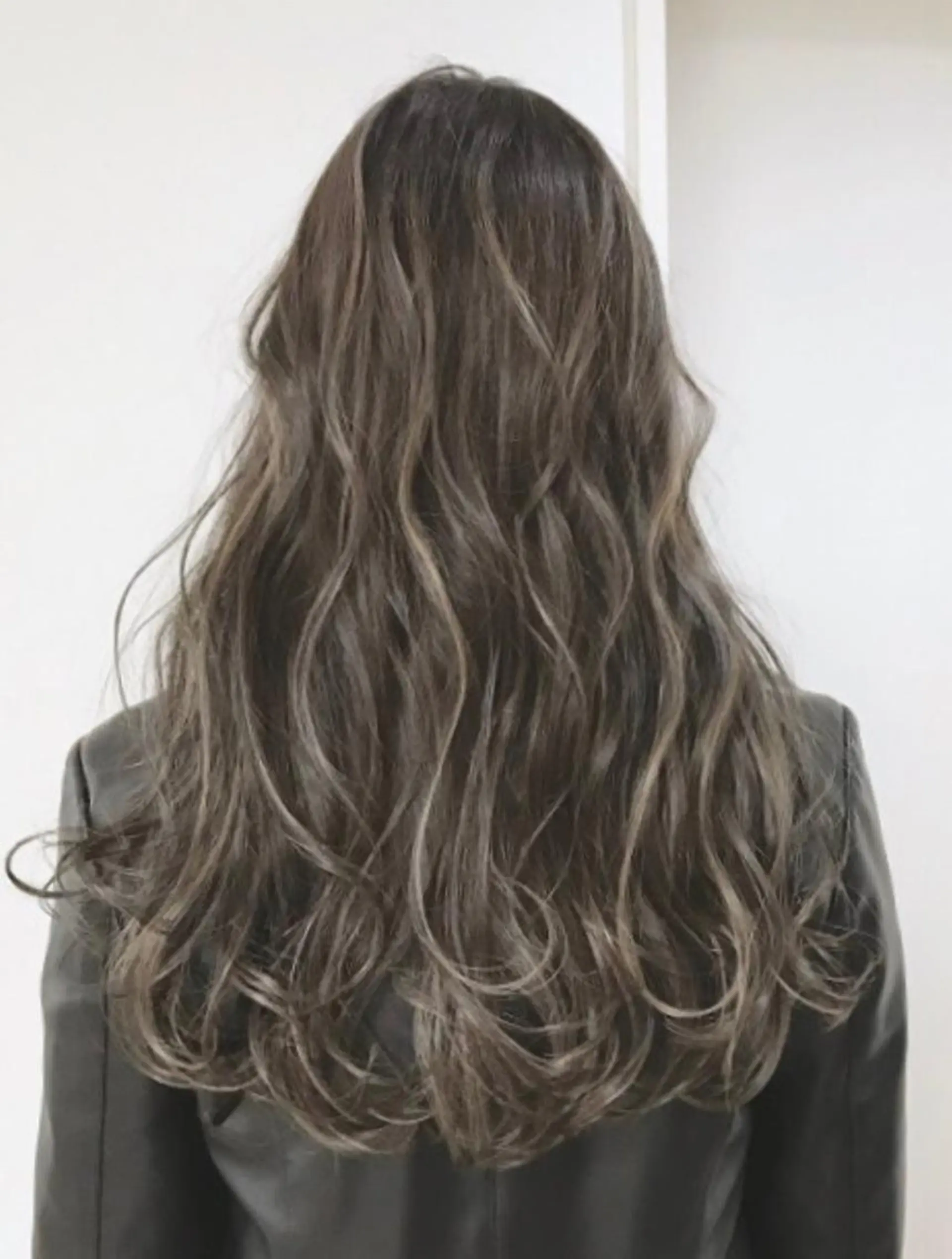 セミロング カラー アッシュ ベージュカラー ハイライトカラー 外国人風カラー ハイライト カット ヘアカラー トリートメント ケア剤オタク×海外 ヘア長谷川裕起のヘアスタイル