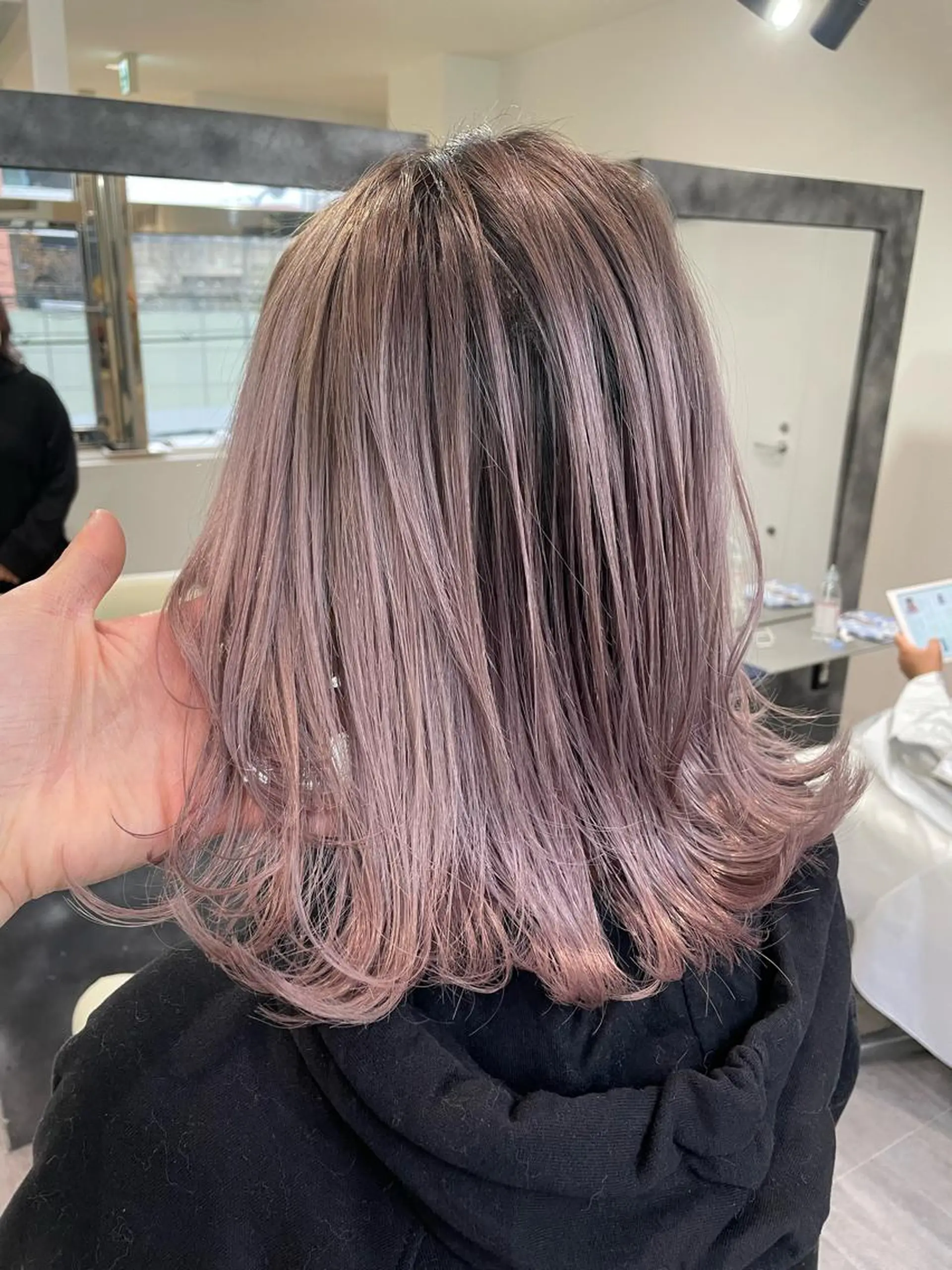 ミディアム カラー ブリーチ デザインカラー グラデーションカラー salowin所属・ハイトーンカラー 馬場みなみのヘアスタイル