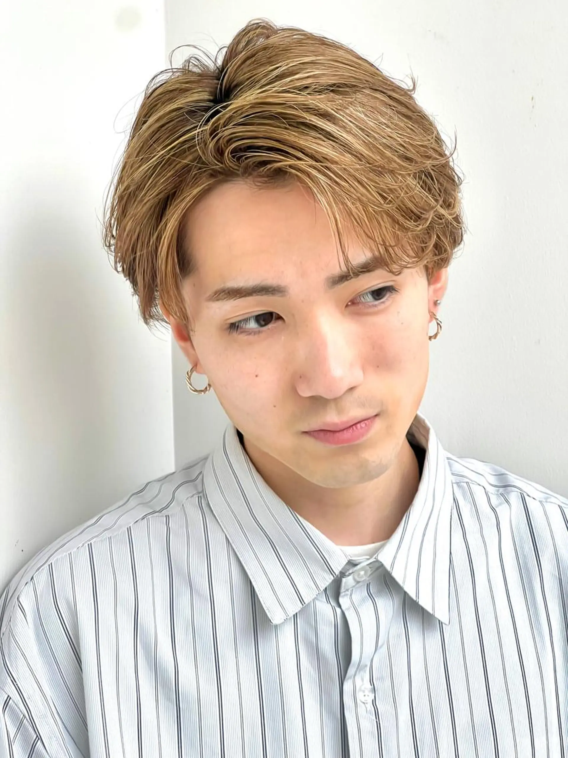 ショート カラー メンズ メンズハイトーン ハイトーンカラー カット ヘアカラー メンズカット曲がる 縮毛矯正佐々木タクマのヘアスタイル