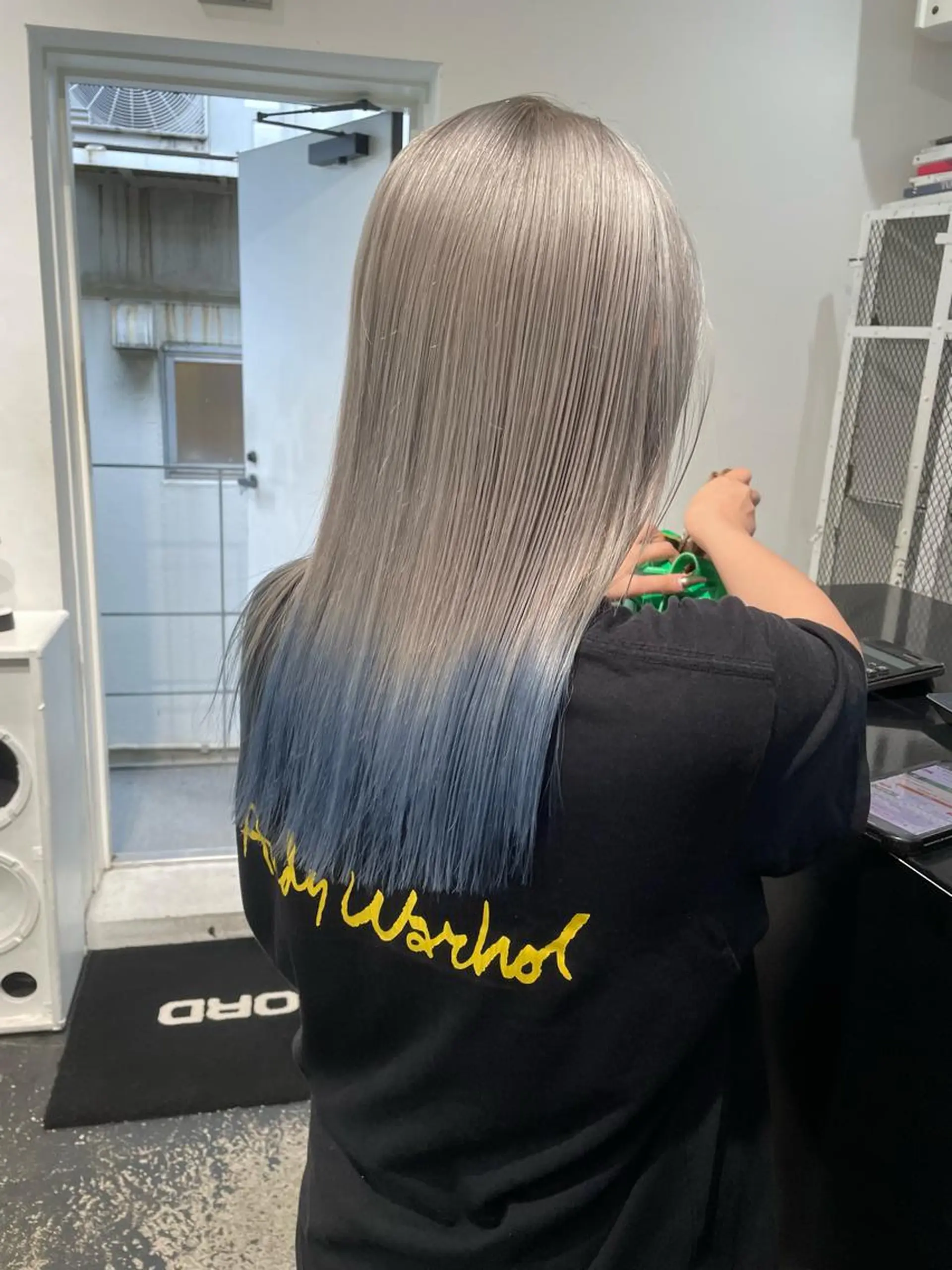 セミロング カラー パーマ ヘアアレンジ メンズ キッズ ネイル マツエク・マツパ アイブロウ メンズブリーチ ブリーチ ブルーカラー シルバー ホワイトシルバー カット ヘアカラー トリートメント 艶ハイトーン/ヘア アレンジAYAKAのヘアスタイル