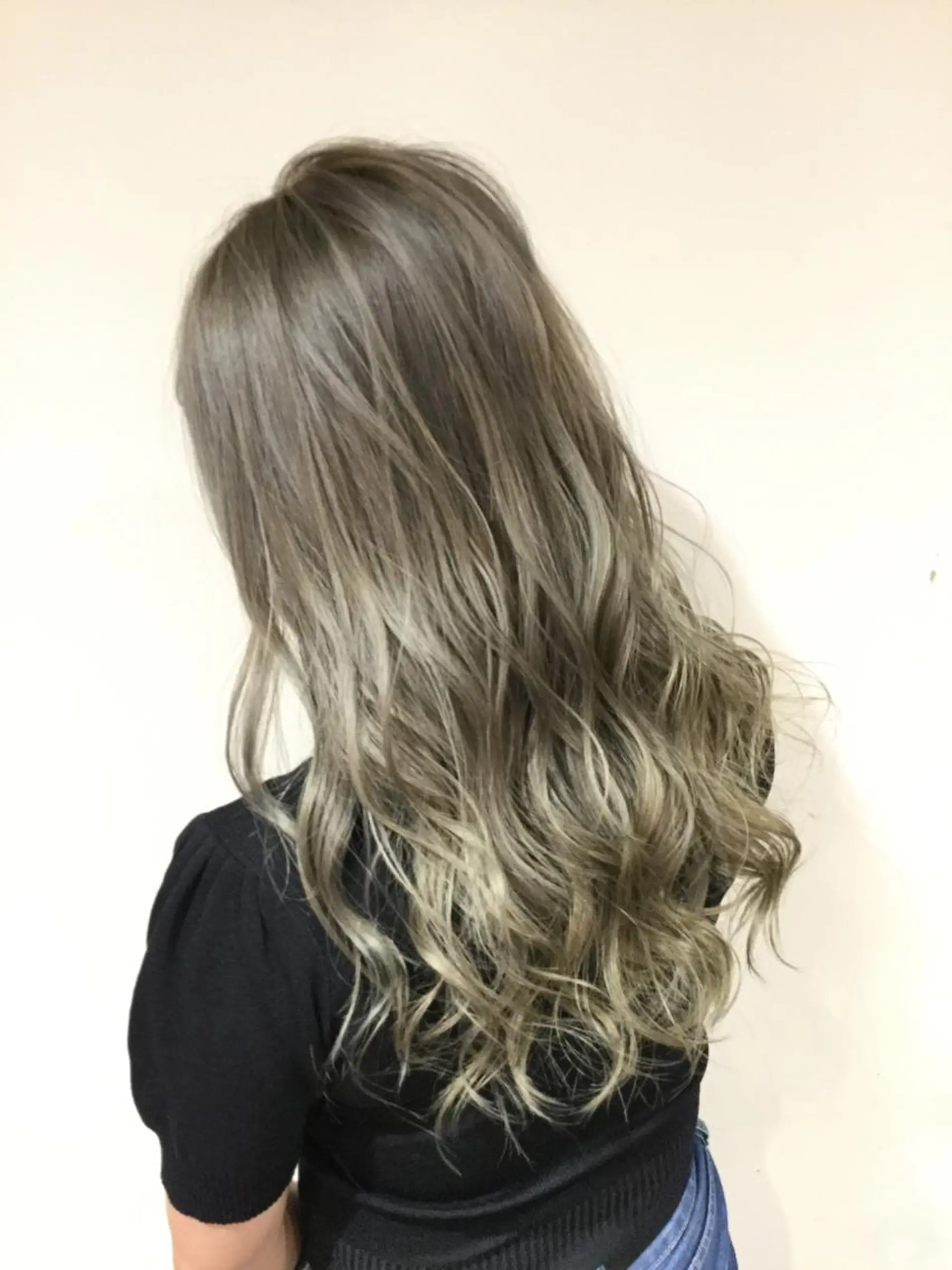 セミロング カラー アッシュ アッシュグレー アッシュグレージュ バレイヤージュ ミストバング AMI Hair  supply所属・髪質改善カラー 韓国風レイヤーのヘアスタイル