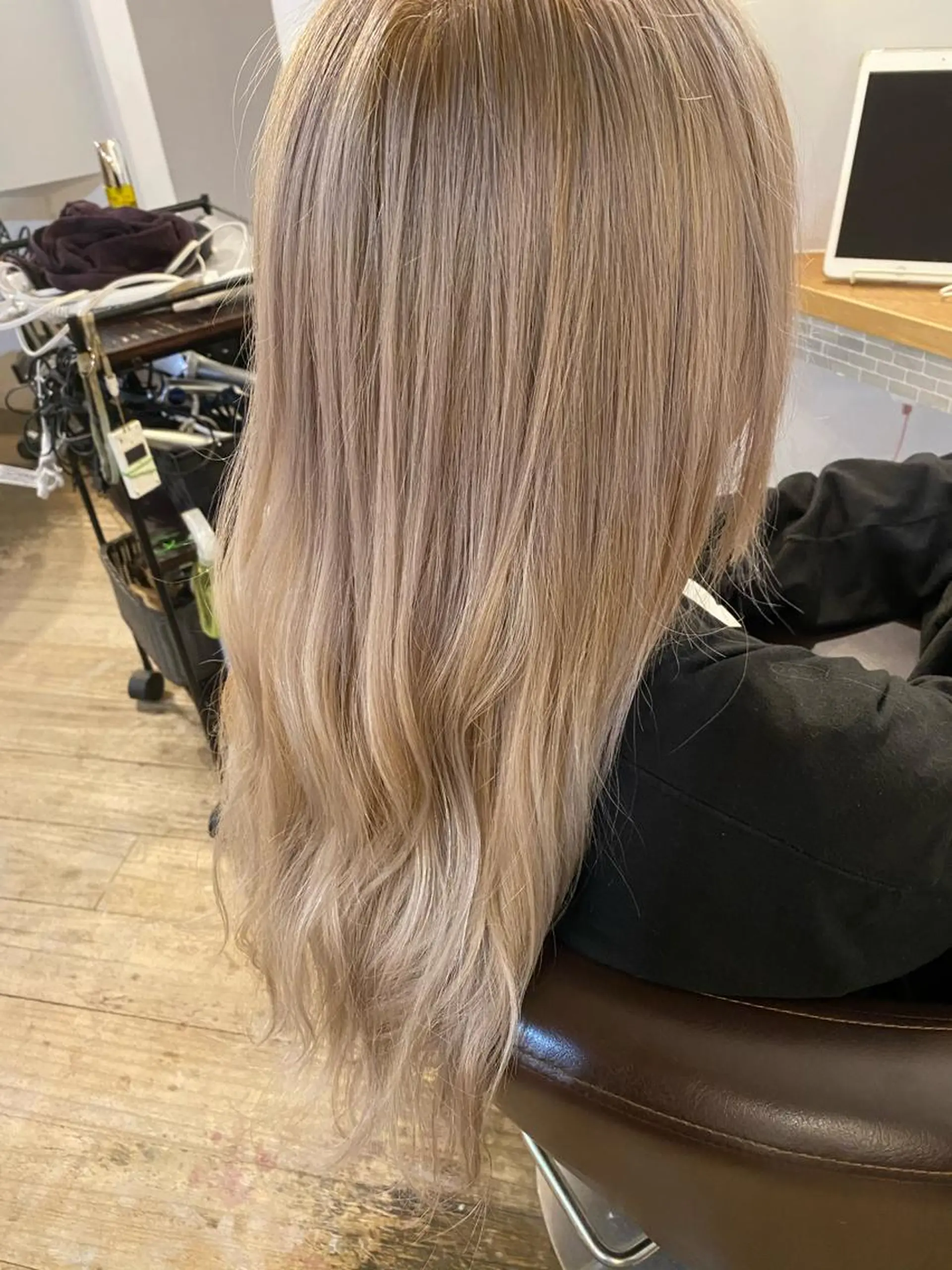 ロング カラー ヘアアレンジ ベージュカラー ハイトーンカラー ミルクティーベージュ カット ヘアカラー 🐼加藤 佳穂🐾のヘアスタイル