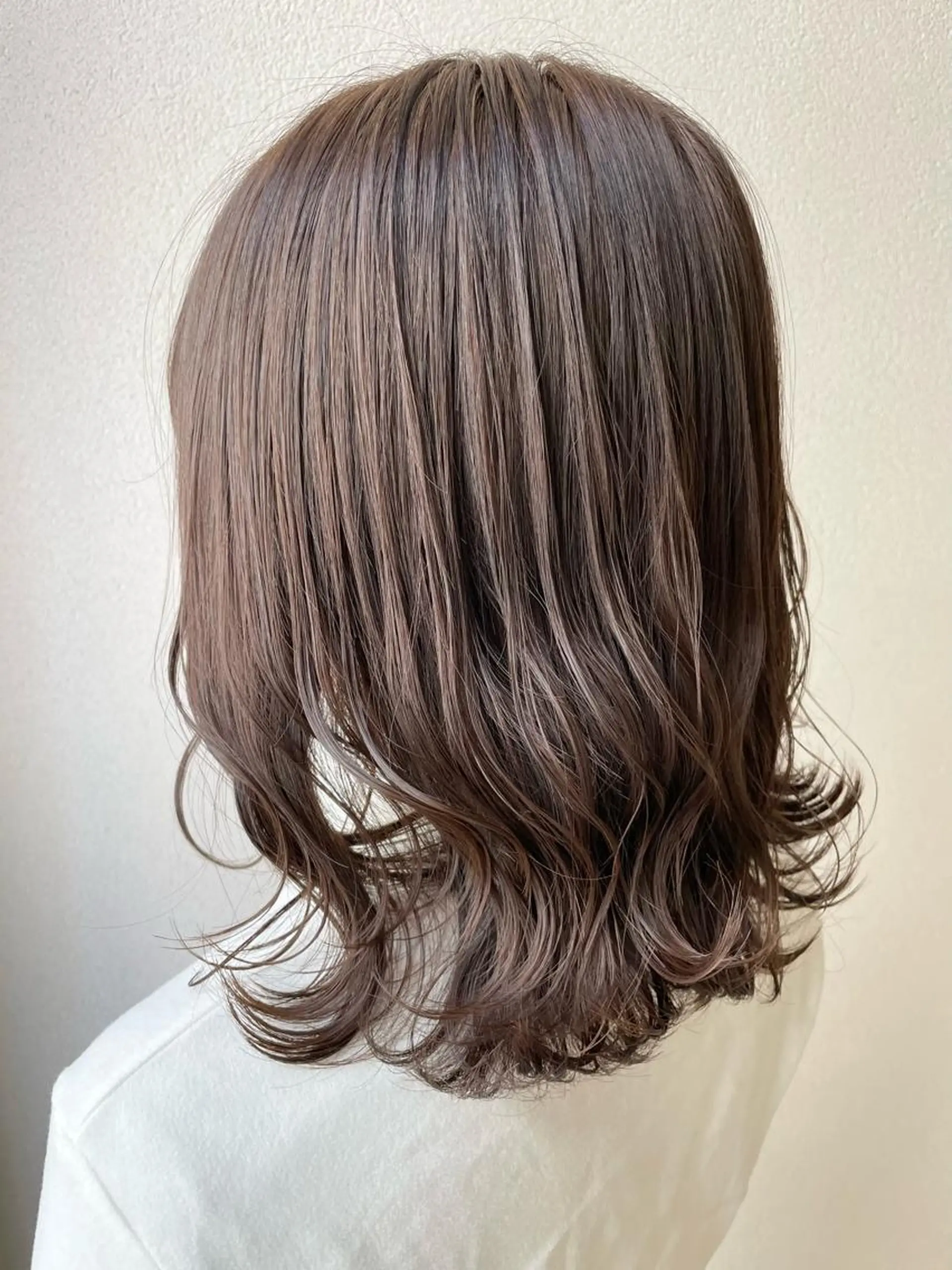 ミディアム カラー アッシュ ベージュカラー ブリーチ ダブルカラー ブリーチなしカラー ヘアカラー 沢田 瞳のヘアスタイル